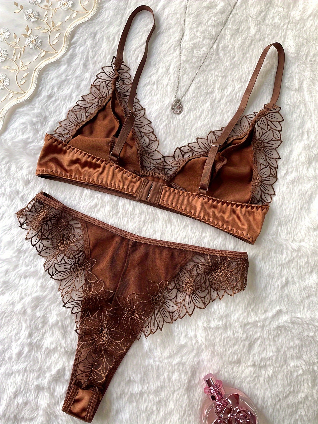 Hashamatli qahva rangli tikuvli ichki kiyim to'plami