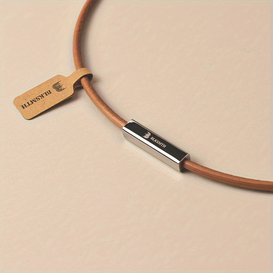 Ayollar uchun zamonaviy va noyob moda aksessuari - Minimalist kvadrat marjon, magnit qopqoq bilan, titan po'latidan va haqiqiy charm ipdan tayyorlangan. BLKSMTH Clavicle moda nişasidagi zamonaviy ayol uchun mukammal.