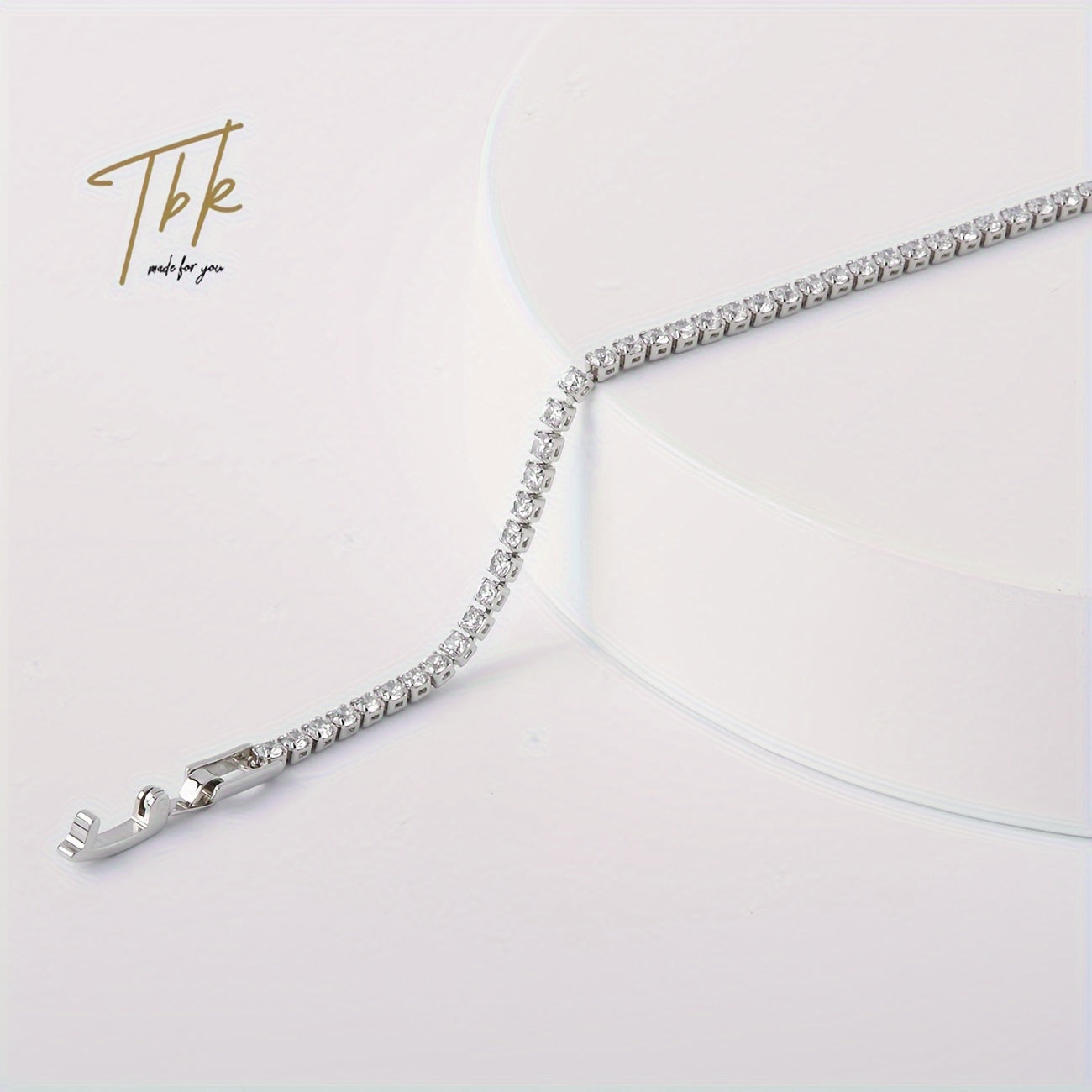 Bu porloq titan po'latidan yasalgan, zirconiy bilan bezatilgan tennis bilaguzuk bilan muzlatib oling, qo'shimcha hashamat uchun sovg'a qutisida taqdim etilgan.