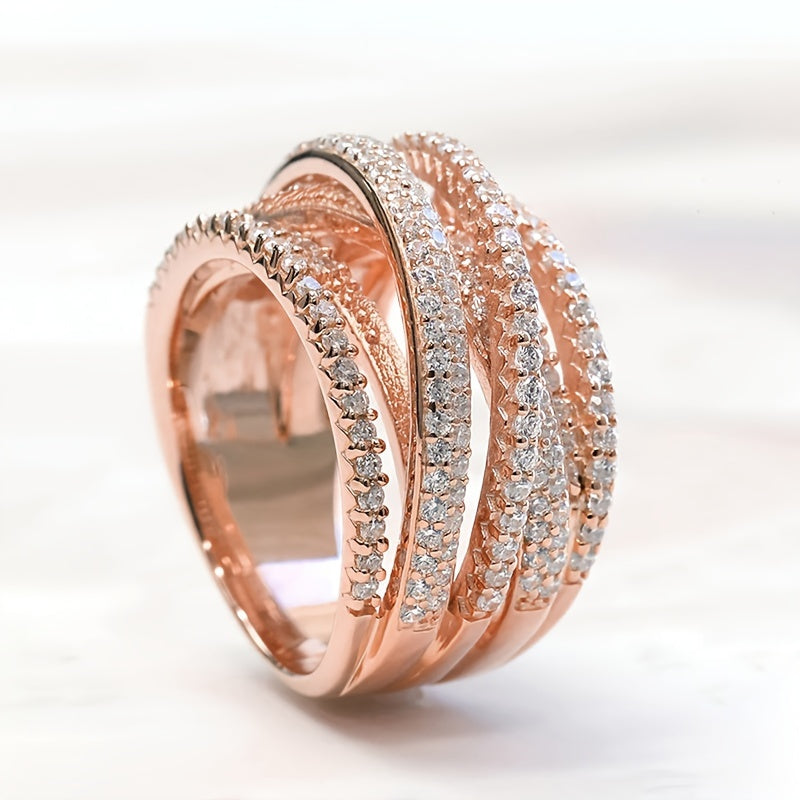 Ushbu zamonaviy halqa uzukning o'zingizga yoqadigan rangini tanlang, u porlaydigan zirconia bilan qoplangan, kumush, oltin yoki pushti oltinda o'zaro bog'langan dizayni bilan.