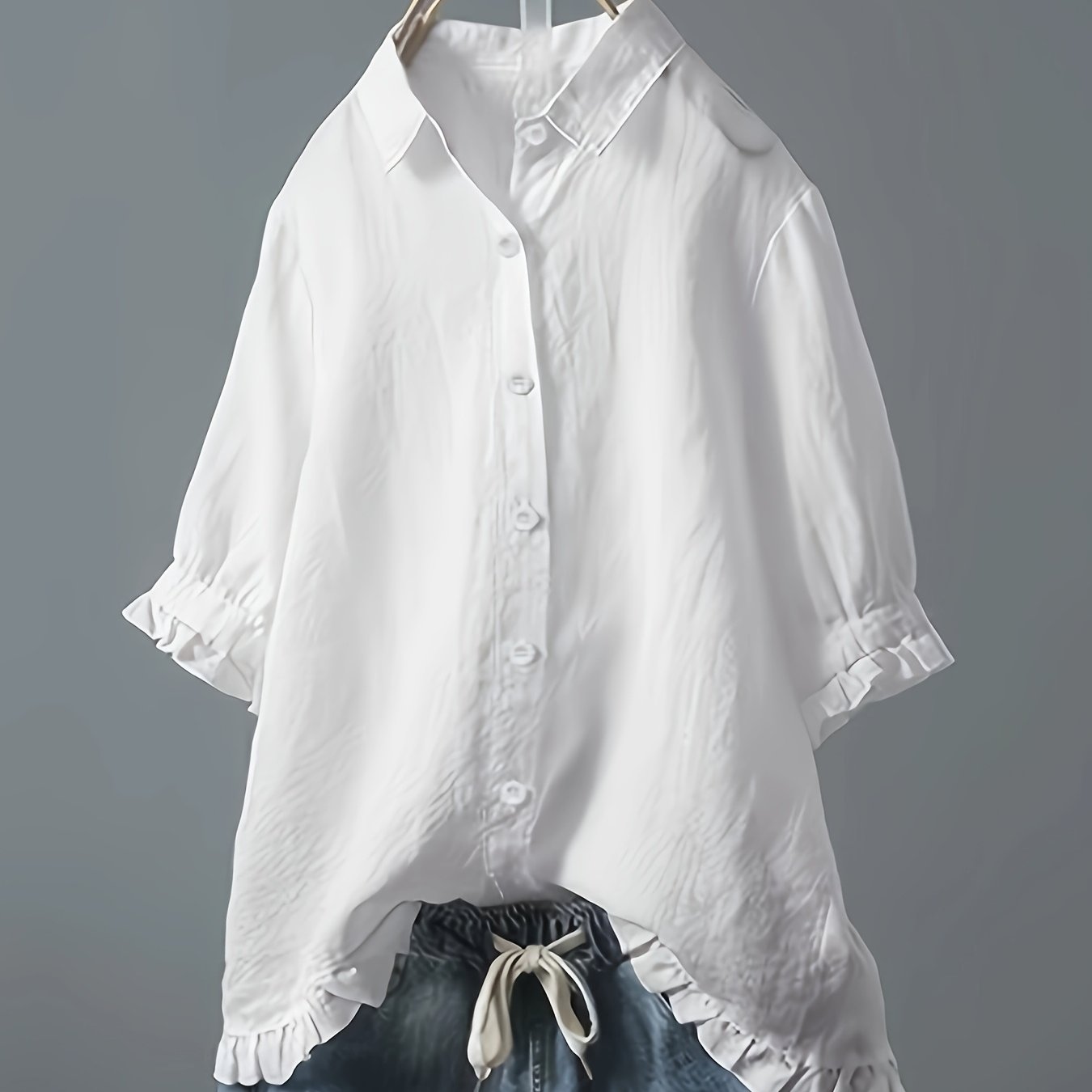 Plus o'lcham ayollar uchun yengil ko'k rangli kundalik ko'ylak, rufflesi bo'lgan qisqa ko'kraklar va cho'ntaklar