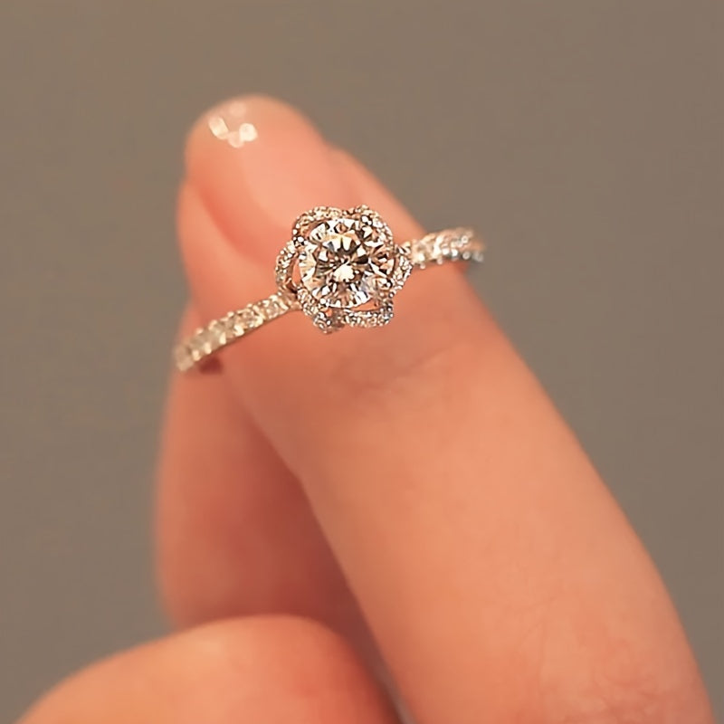 Ushbu nozik zargarlik halqasi, ayollar uchun mo'ljallangan, 925 sterling kumushdan tayyorlangan va porloq zirkoniya toshlari bilan bezatilgan. Bu sevgi ramzi bo'lib, taxminan 2.7 gramm og'irlikda, hayotingizdagi maxsus inson uchun mukammal sovg'a.