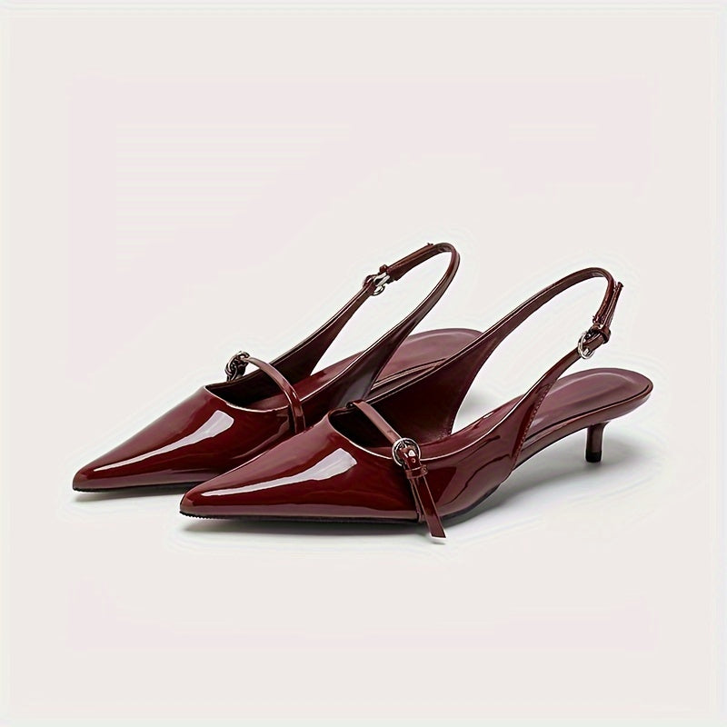 Qizil uchburchakli stiletto sandallar, bilakdan bog'langan va zamonaviy slingback dizayni bilan, kun bo'yi qulaylik va uslub uchun.