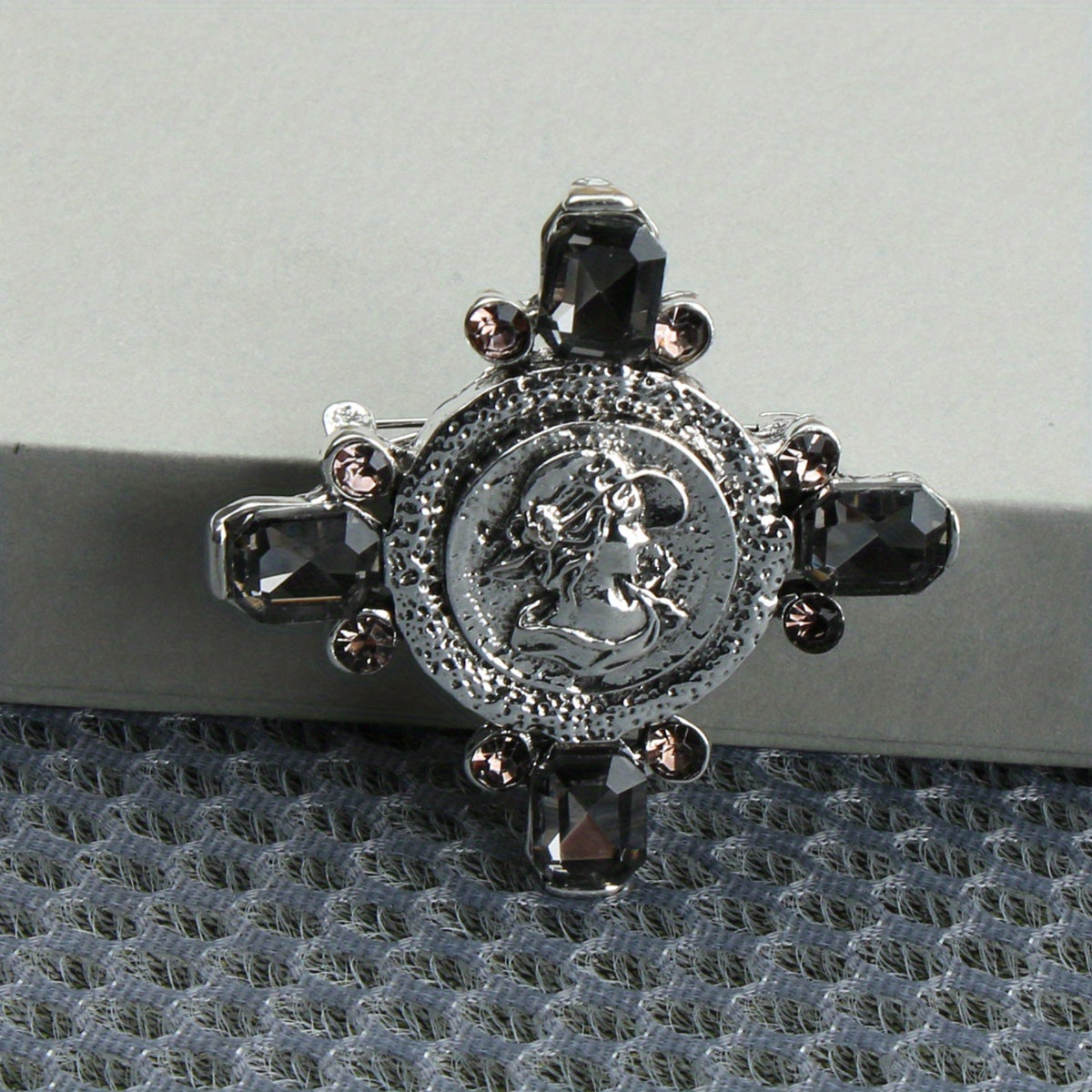 Vintage bosh brosh - ayollar liboslari, sviterlari va porloq rhinestone'lar bilan bezatilgan kiyimlar uchun chiroyli aksessuar.