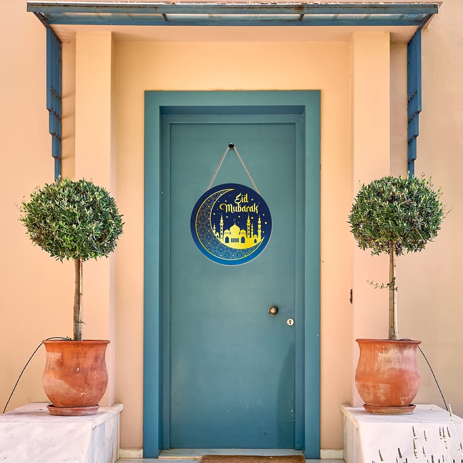 Eidni ushbu go'zal yog'och eshik belgisini nishonlang! Ramazon bezaklari uchun mukammal, bu ko'k va oltin devor osmasi sizning uyingizga bayramona tuyg'u qo'shadi. Sizga Ramazon Muborak tilaymiz!