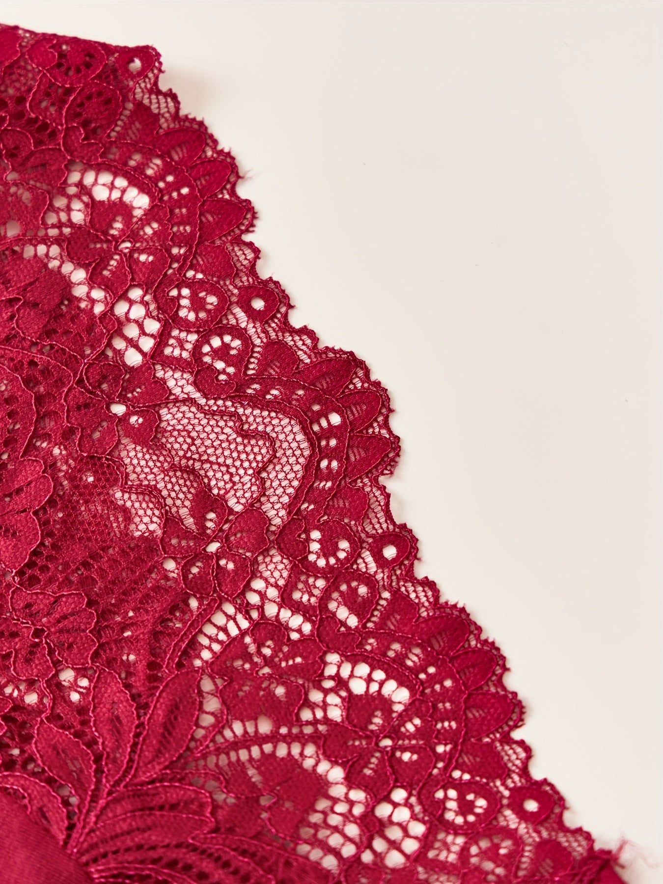 1 juft ayollar uchun dantelli qirralangan ichki shimlar, har kuni kiyish, uxlash, uchrashuvlar va yengil sport uchun yumshoq, nafas oladigan nylon aralashmasidan tayyorlangan. Qiziqarli va yarim shaffof dizayn.