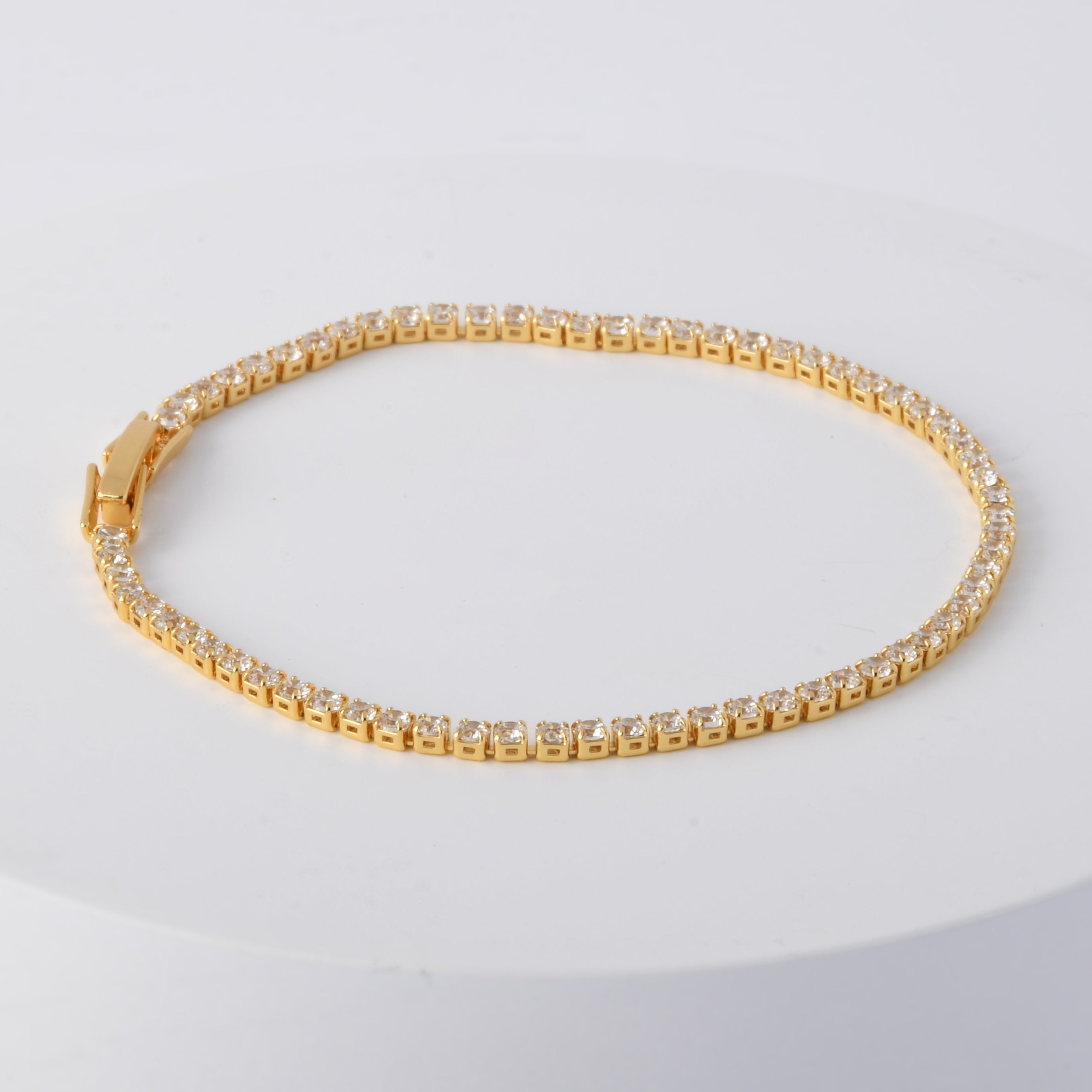 Bu porloq titan po'latidan yasalgan, zirconiy bilan bezatilgan tennis bilaguzuk bilan muzlatib oling, qo'shimcha hashamat uchun sovg'a qutisida taqdim etilgan.