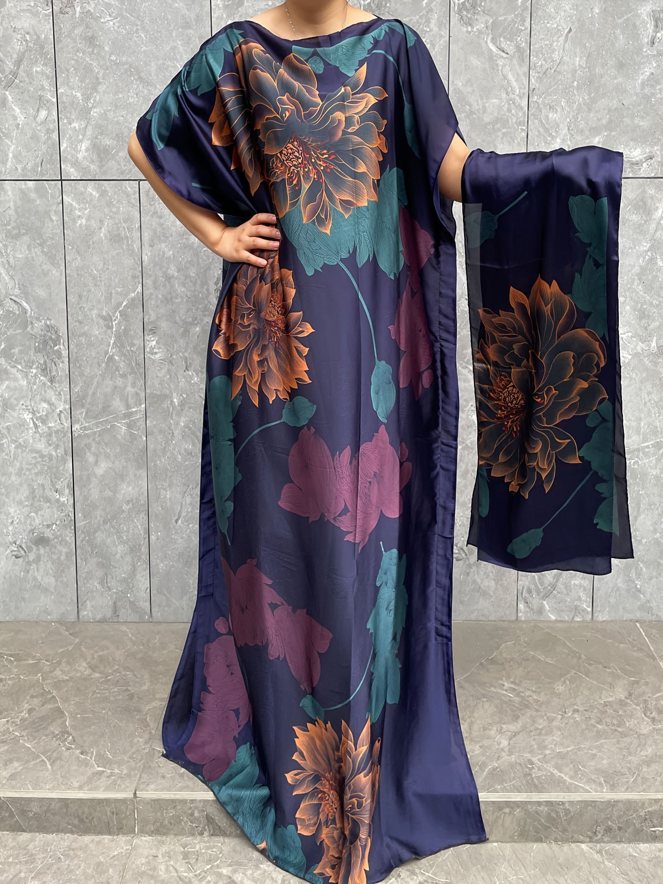 Ayollar uchun kattaroq o'lchamdagi gul naqshli tunika kiyiwi va sharf, polyester, batwing qo'lqopli, barcha mavsum uchun