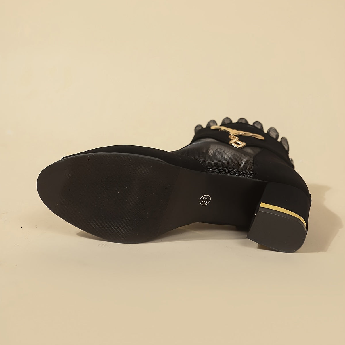 Ayollar uchun ochiq barmoq, orqa fermuar va zamonaviy dizaynga ega nafas oladigan to'rli qalin poshnali sandeallar.