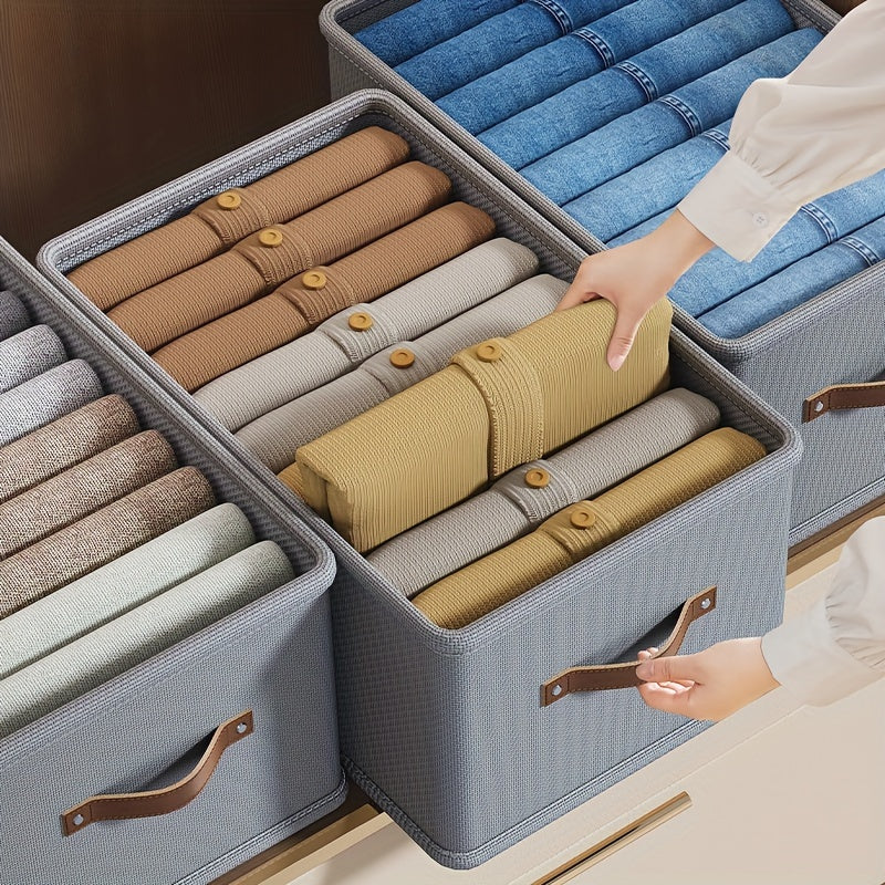 Qo‘lqopli to‘g‘ri burchakli saqlash qutilari, shkaflar yoki yotoq javonlari uchun mukammal. Ushbu yig‘iladigan mato qutilar kulrang yoki bej rangda bo‘lib, joyingizni tartibga solishda ideal. Yotoq osti saqlash uchun ham juda yaxshi!