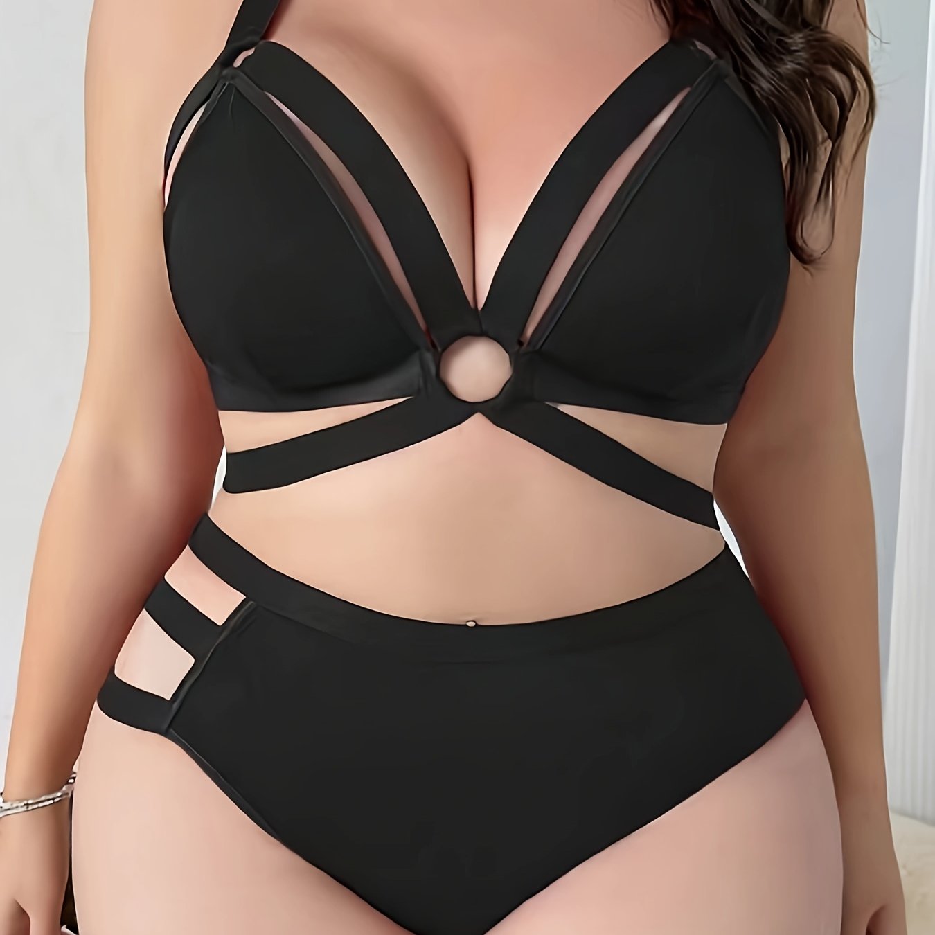 Kross tafsilotlari bilan plussayz ichki kiyim to'plami, o'rtacha cho'ziluvchan trikotaj mato, qulay bustier va korset kostyumi.