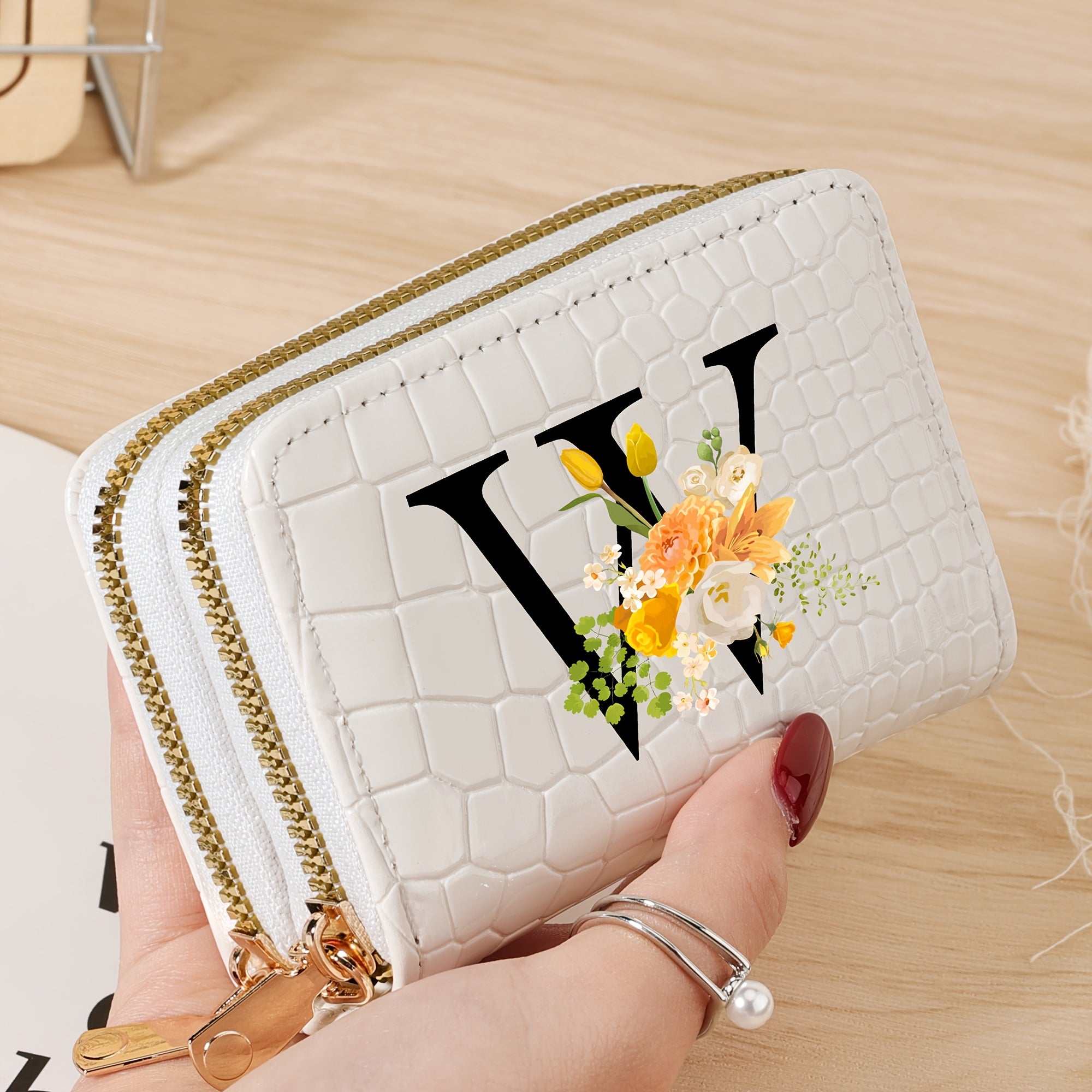 Bir nechta slotlari va zamonaviy fermuari bo'lgan mustahkam kredit karta saqlash sumkasi, maktab, yotoqxona va maktabga qaytish uchun zarur bo'lgan buyumlar uchun.