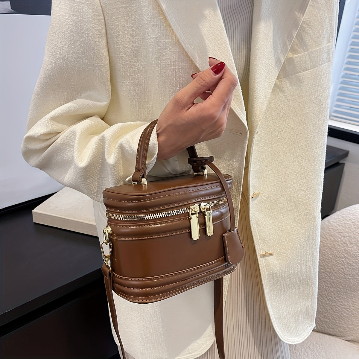 Elegant PU Messenger Bag with Adjustable Strap Zipper Closure for Office and Daily Use