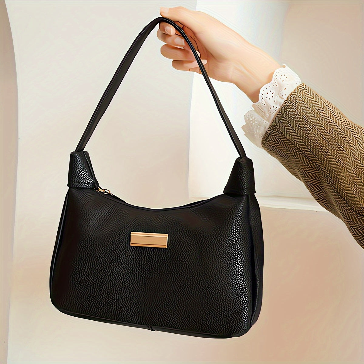 Ayollar uchun minimalistik kesimdagi xochga osilgan sumka, bir rangli va apparat tafsilotlari bilan, o'rnatilgan kamarlar, zip yopilishi, engil va polyester bilan astarlangan. Qora, oq, pushti, khaki va mavjud.