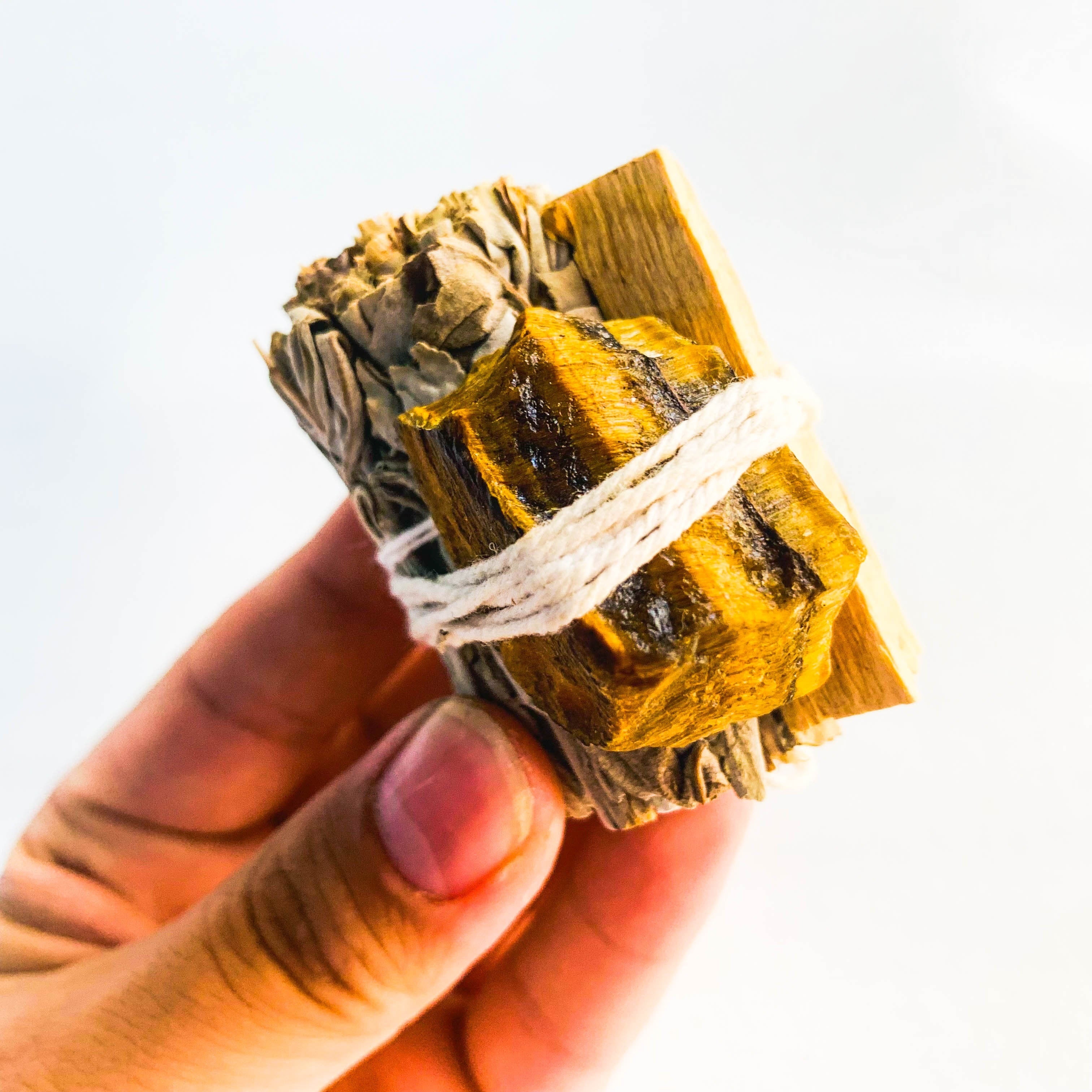 Conjunto de varita de limpieza energética de cristal de roca natural con varita de amatista, selenita y salvia blanca