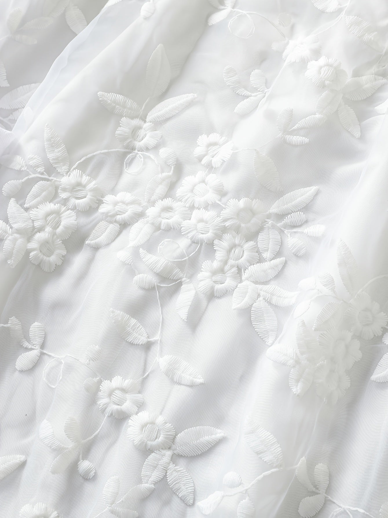 V-yuqori plus o'lchamdagi bluzka, kengaytirilgan pastki qismi va tugma tafsiloti bilan, barcha mavsumlar uchun mos keladigan, cho'zilmaydigan polyester matodan tayyorlangan, bir rangda.