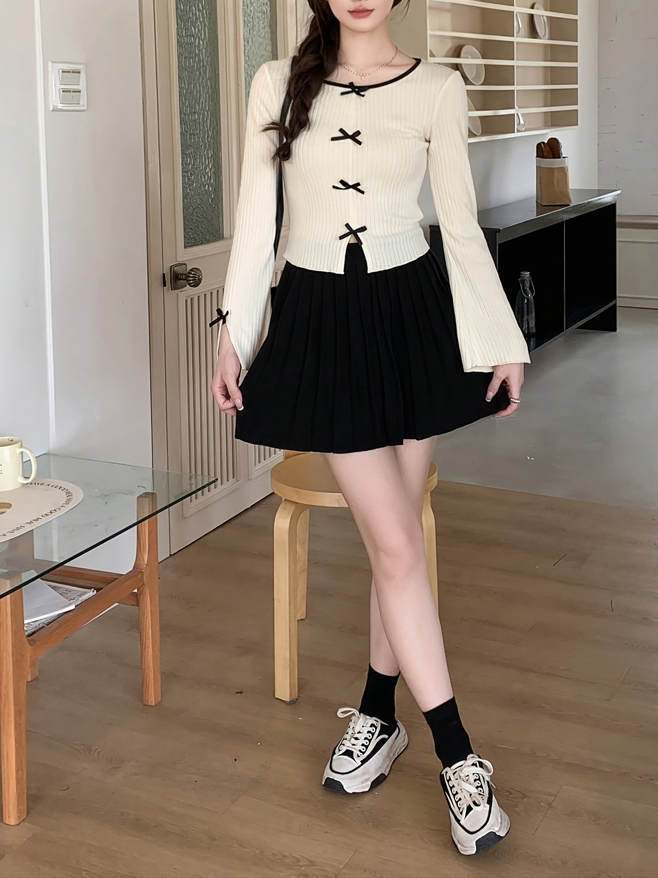 Шикарная женская футболка с длинным рукавом, с деталью в виде банта, боковым разрезом, круглым вырезом, рифленой текстурой и полиэстеровым составом - идеально подходит для весны и лета.