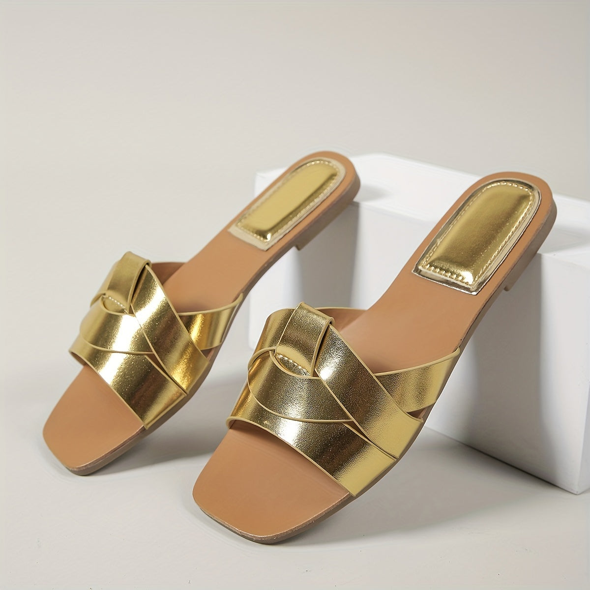 Yozgi 2025 uchun minimalist dizayndagi va zamonaviy ranglardagi yangi ayollar sандаллари.