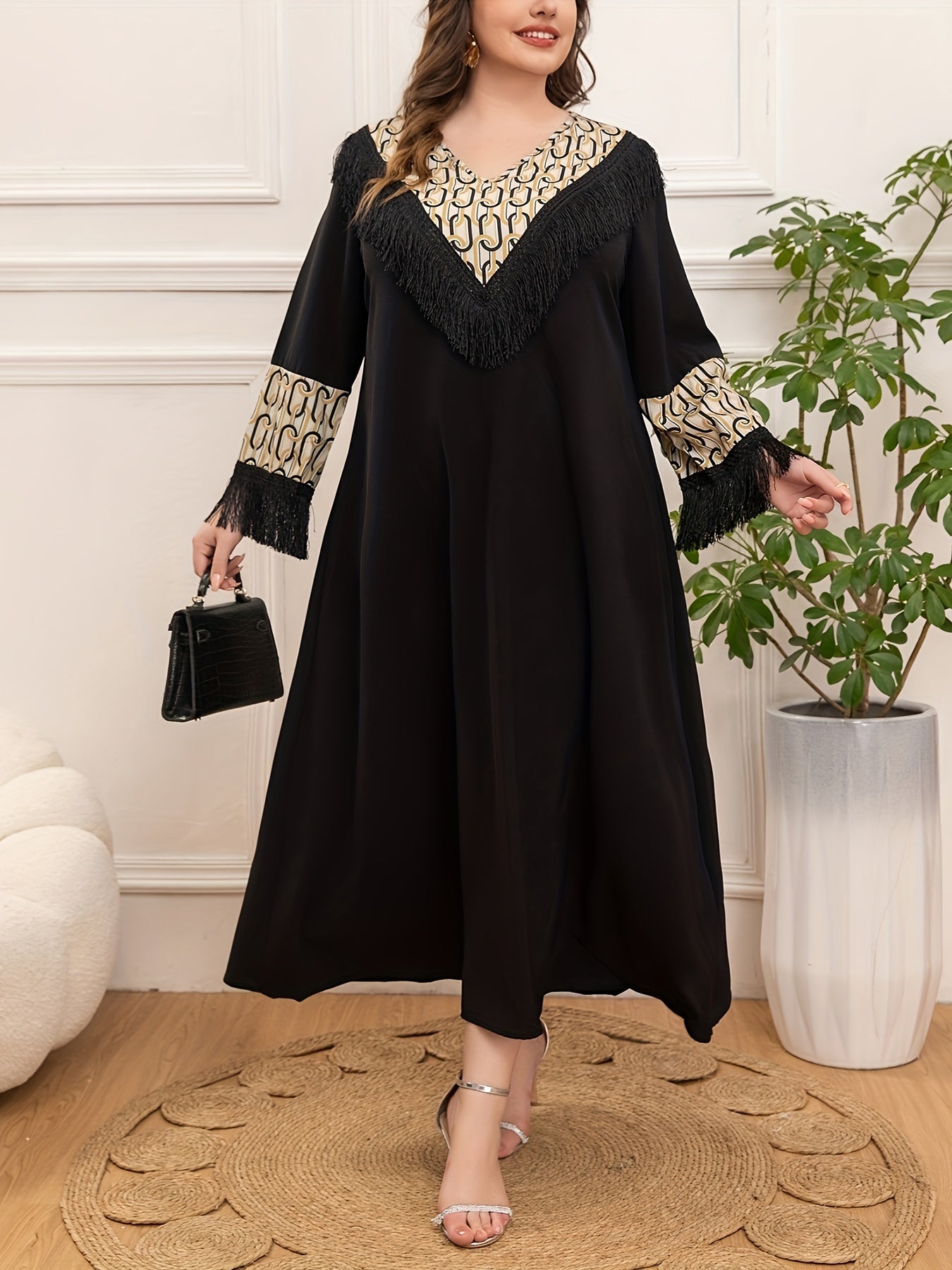 Plus o'lcham ayollar uchun V-yonoqli tassel kiyi qora geometrik bosma barcha mavsum uchun