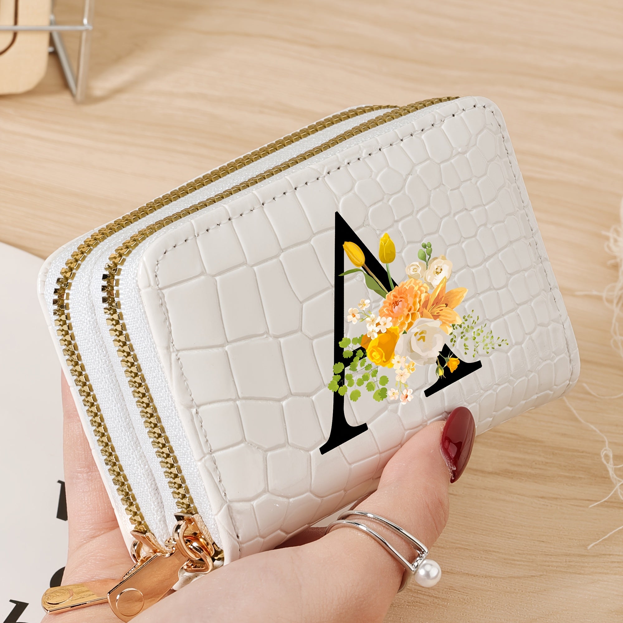 Bir nechta slotlari va zamonaviy fermuari bo'lgan mustahkam kredit karta saqlash sumkasi, maktab, yotoqxona va maktabga qaytish uchun zarur bo'lgan buyumlar uchun.