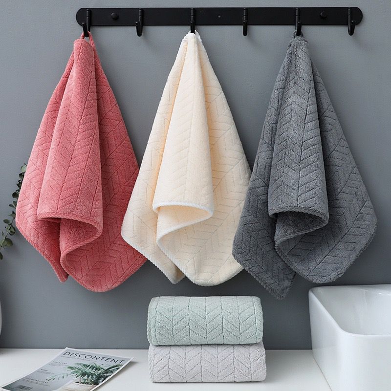Coral Fleece Hand Towel 85% Polyester 15% Nylon Super Absorbent Breathable Leaf Pattern