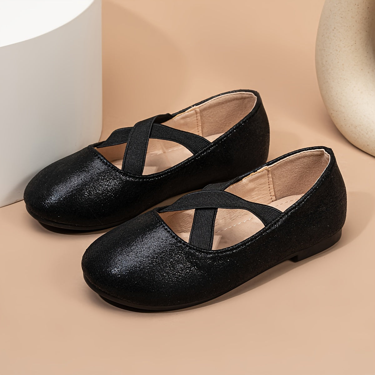 Qizlar uchun elastik xoch shaklidagi bog'ichlari bo'lgan balet poyabzallari