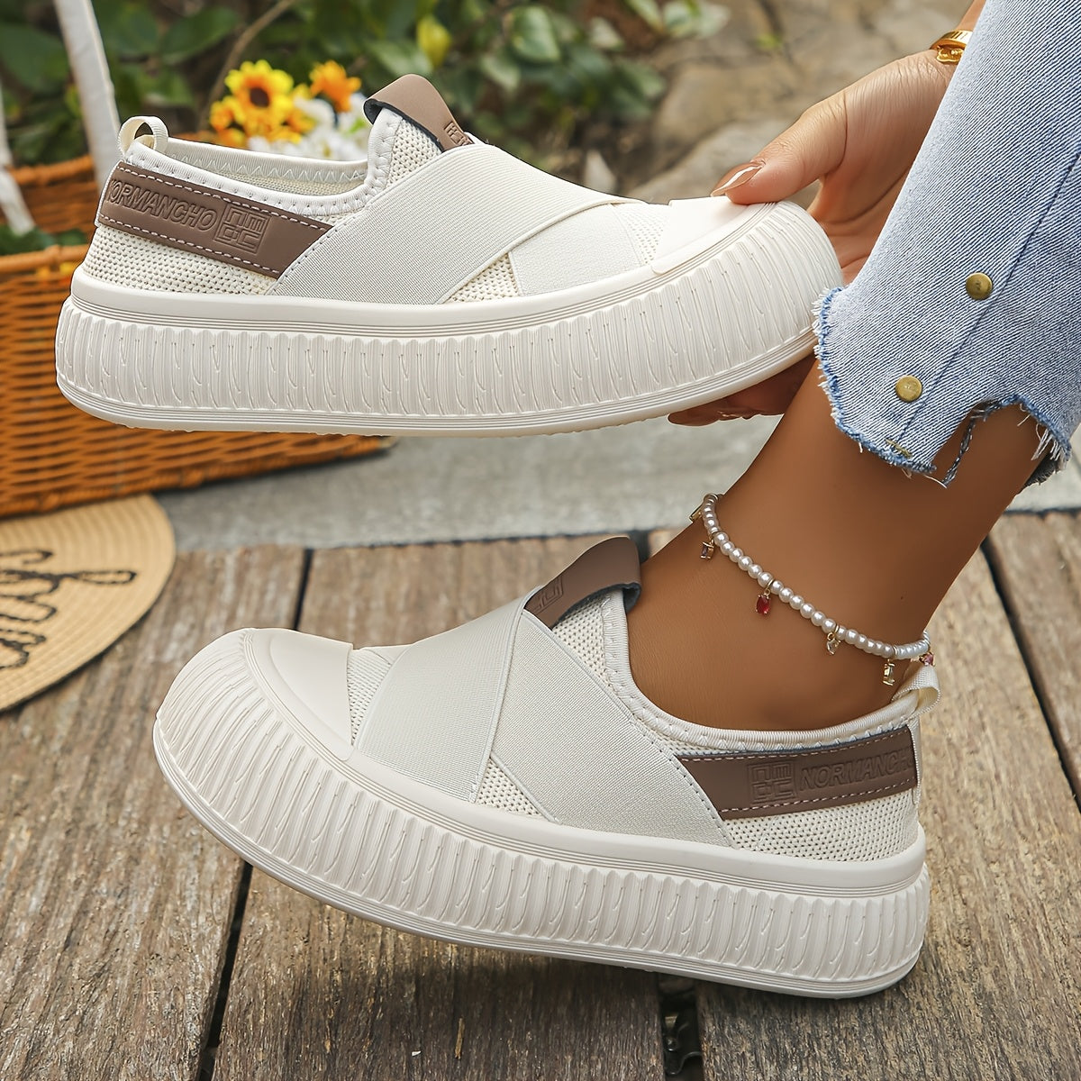 Ayollar uchun nafas oluvchi yozgi slip-on poyabzal, chiziqli elastik dizayni bilan