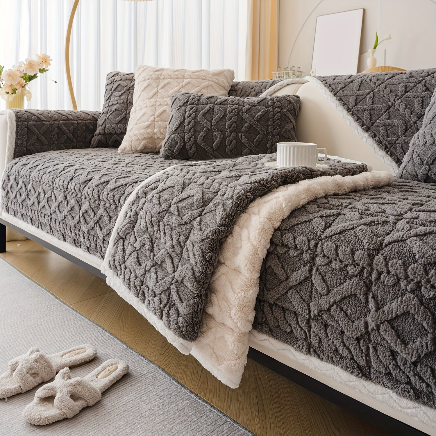 Qalin plush divan qoplamasi bohemian shik uslubida, uy hayvonlari uchun qulay va dog'larga chidamli. Mashinada yuvish mumkin va bitta to'rt o'rindiqli divanlar uchun bir nechta ranglarda mavjud.