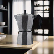 Ассортимент кофейников мокко в ближневосточном стиле с черным фоном, а также алюминиевые кофейники, кофейные чашки и полный кофейный набор в итальянском стиле.