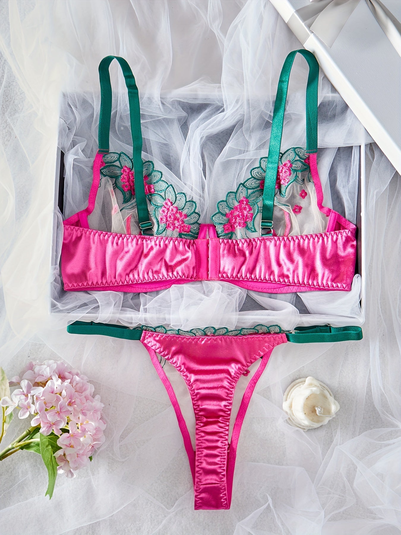 Комплект женского белья больших размеров с цветочной вышивкой из сетки, бюстгальтер и стринги