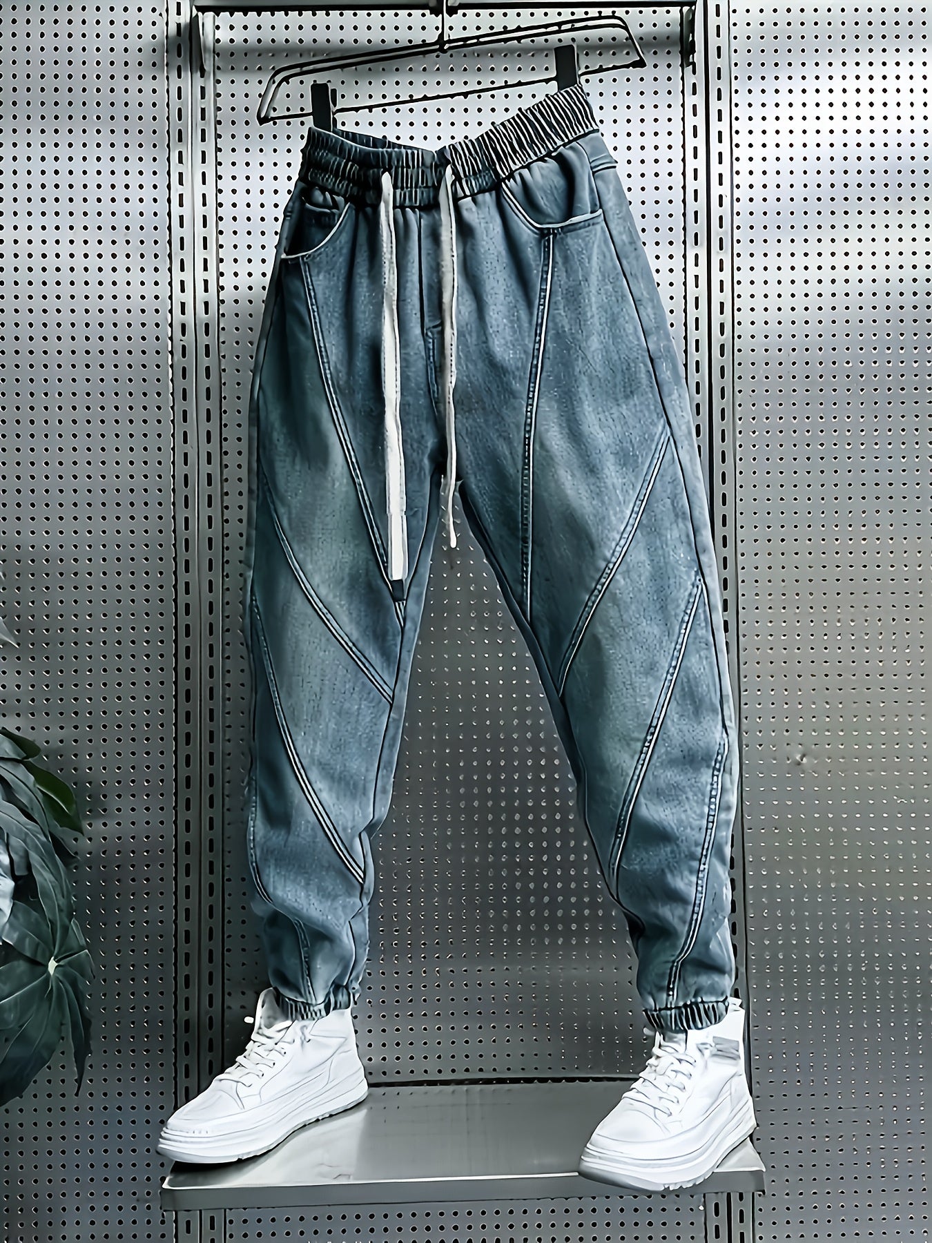 Erkaklar uchun tasodifiy kesilgan denim shimlar, paxta aralashmasidan tayyorlangan, odatiy moslikda, bir xil rangda, cho'zilmaydigan mato, tortish qismi va cho'ntaklar bilan. Har mavsum uchun mos keladi.