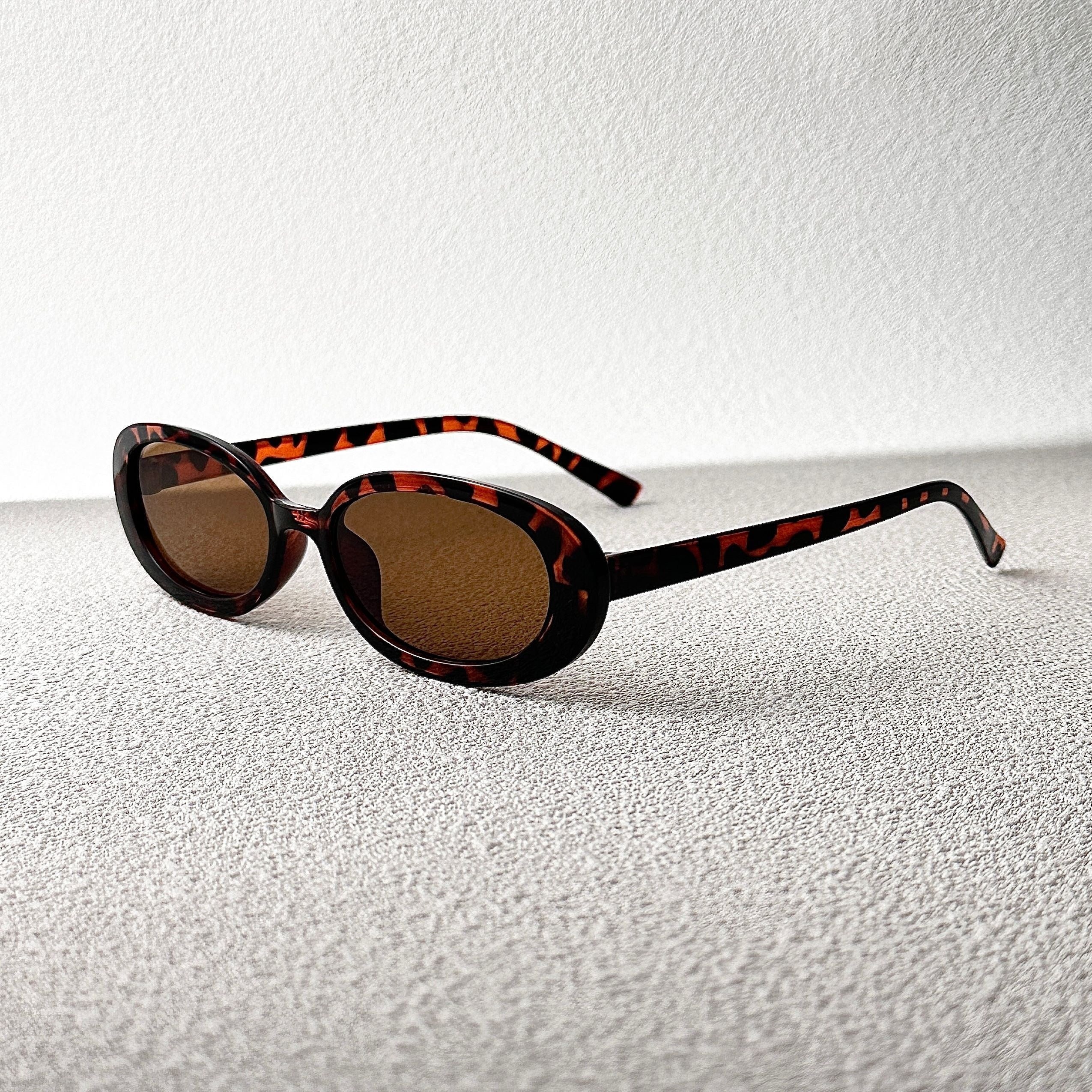 Gafas ovaladas para mujer con montura y lentes de PC para actividades al aire libre y celebraciones