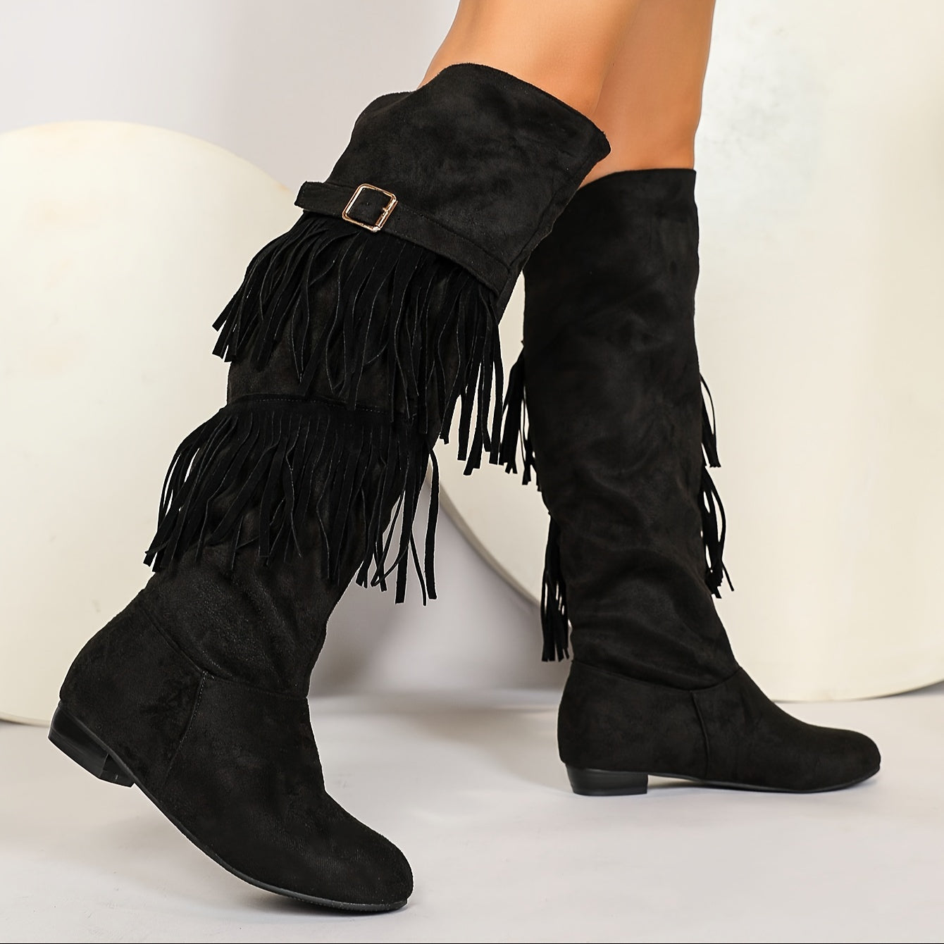 Ayollar uchun bir rangli yuqori qadamli botinkalar, tassel bezakli va bucklе strap bilan