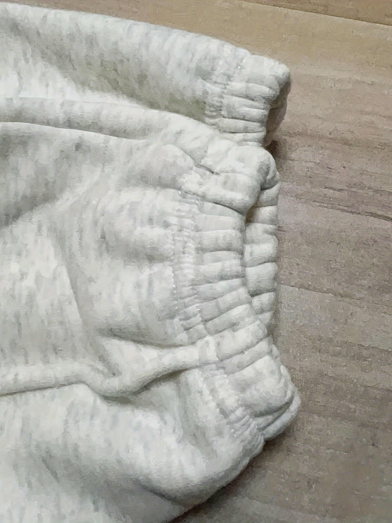 Qizlar uchun paxta aralashmasidan tayyorlangan xuddi va jogger to'plami, harflar bosma, uzun yenglar, krujka bo'yin va cho'ntaklar bilan. Bahor va kuz ob-havosi uchun ideal, ochiq havoda faoliyatlar uchun ajoyib.