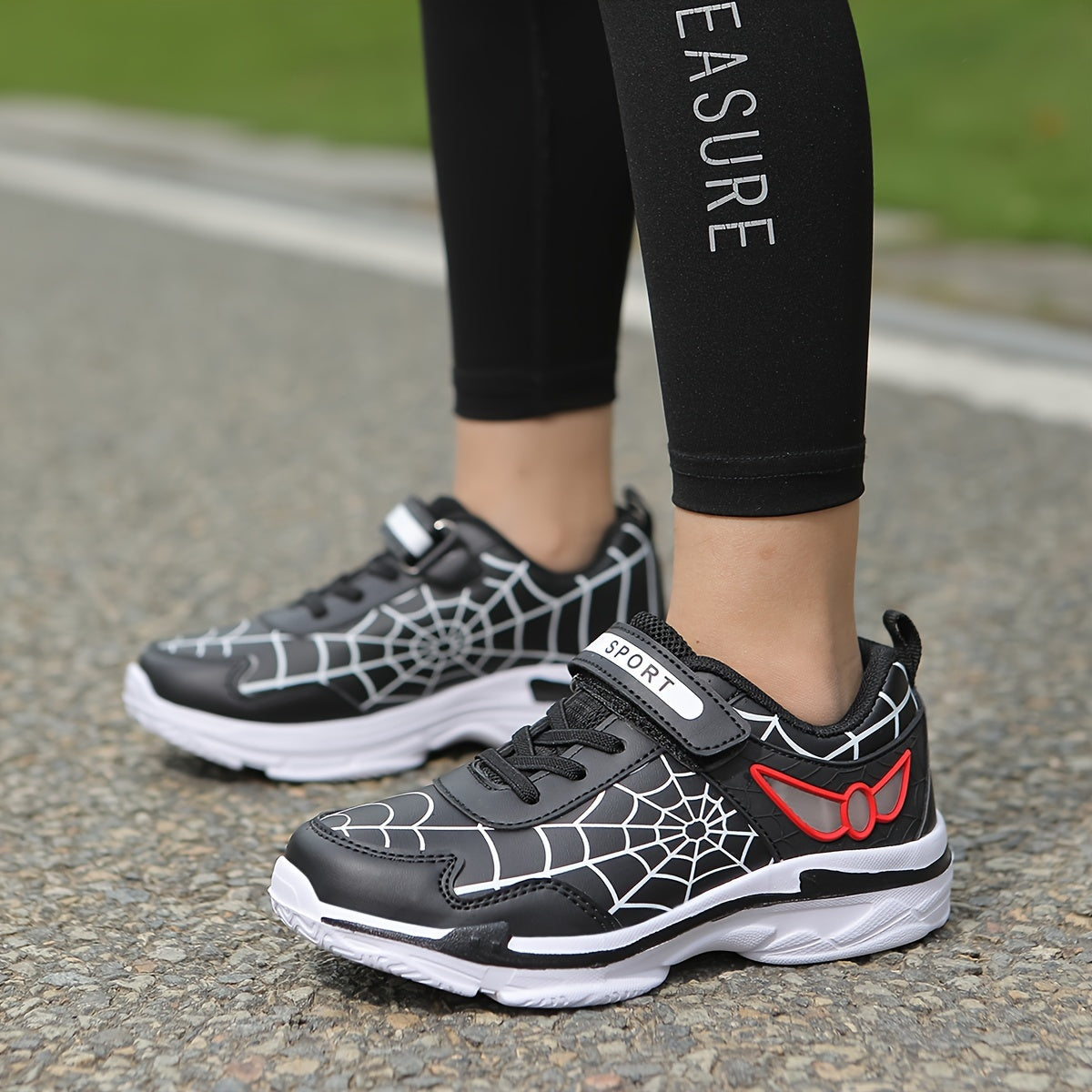 Bolalar sport krossovkalari multfilm to'siq dizayni bilan, engil va nafas oladigan, o'g'il va qizlar uchun mos. Yil davomida ochiq havoda faoliyatlar uchun ideal.