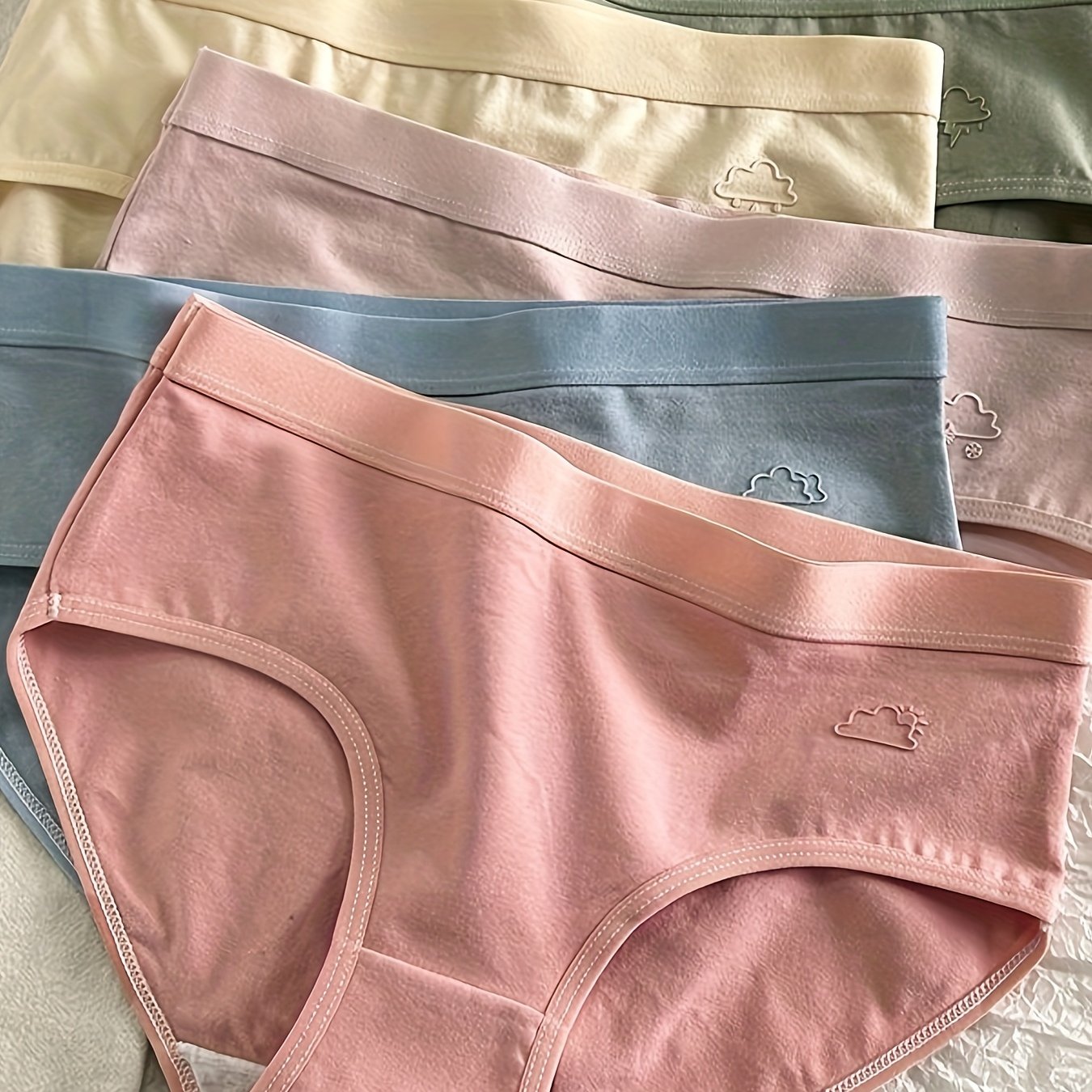 5 Pack Women's Seamless Breathable Cotton Briefs for Comfort and Everyday Wear