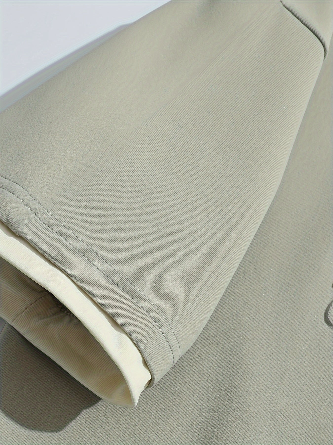 Yengil kulrang "DREAMS" printli erkaklar tasodifiy sport kiyim to'plami. 100% polyesterdan tayyorlangan, mashinada yuvish mumkin. Yozgi kiyim uchun mukammal.