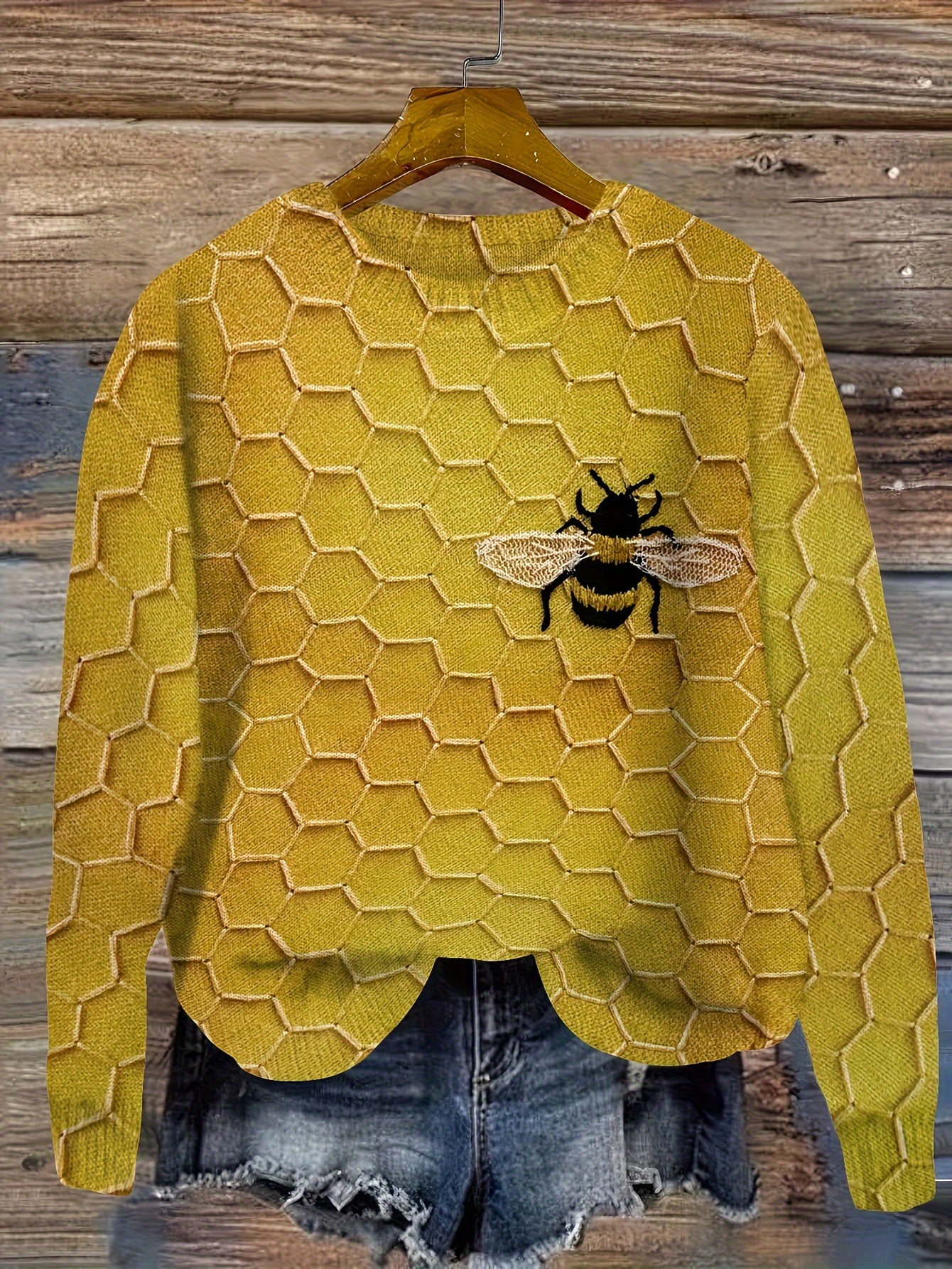 Plus-Size Women's Bee Print Lightweight Sweater Round Neck Pullover with Ribbed Detail