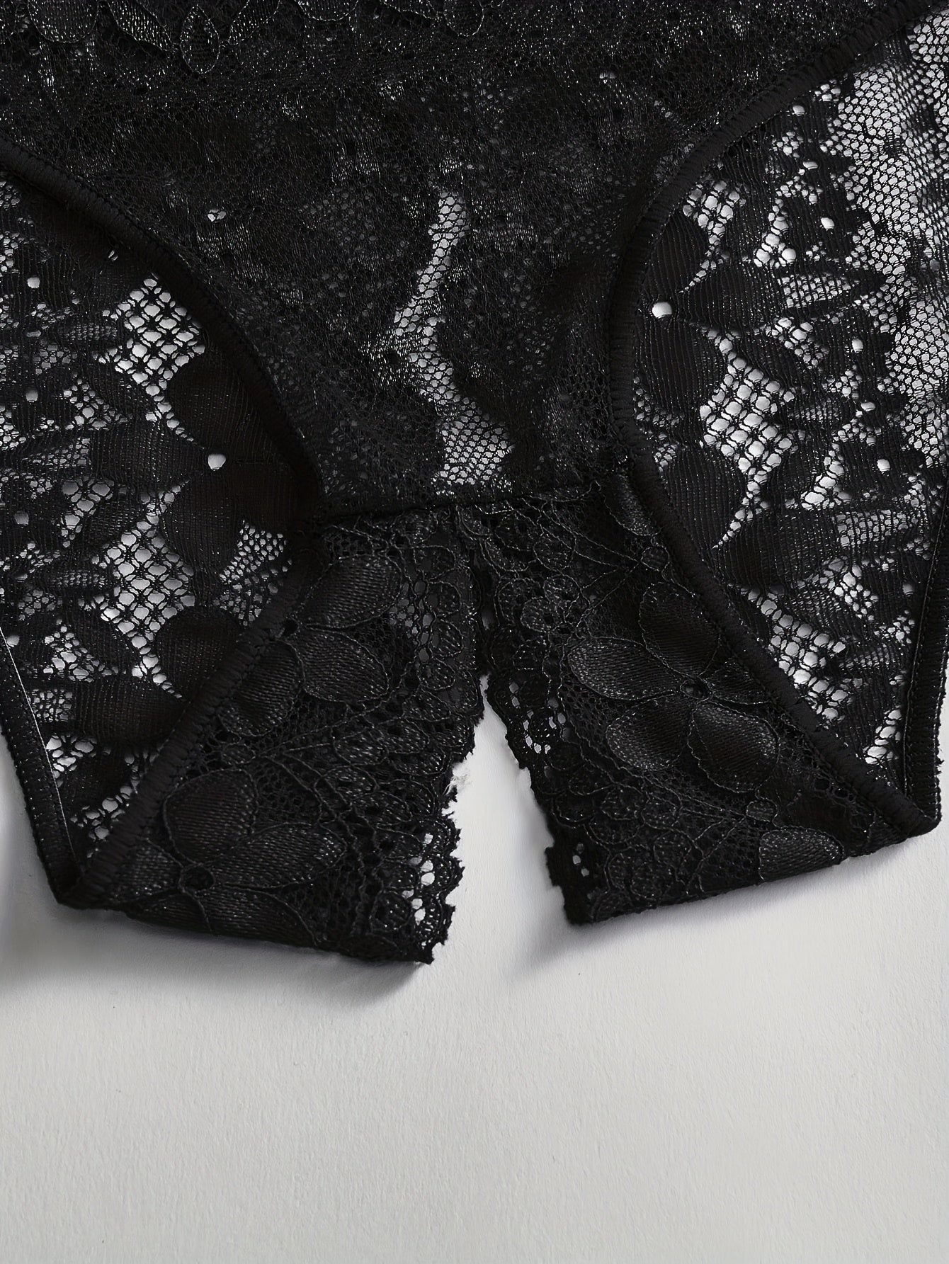 Ayollar uchun sexy ichki kiyim - ko'rinadigan dantelli, qorin qismisiz shortiklar.