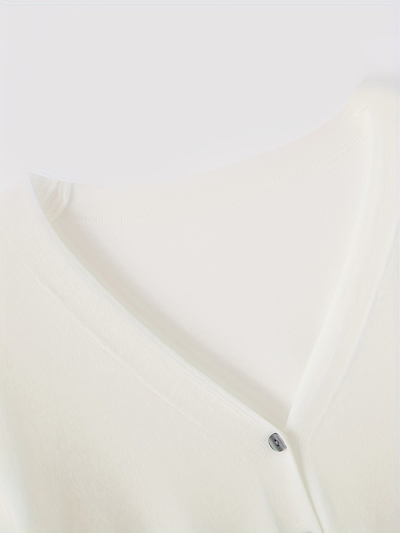 Chic V-yuqa kardigan, uzun yenglari bilan, bahor va kuz uchun mukammal.