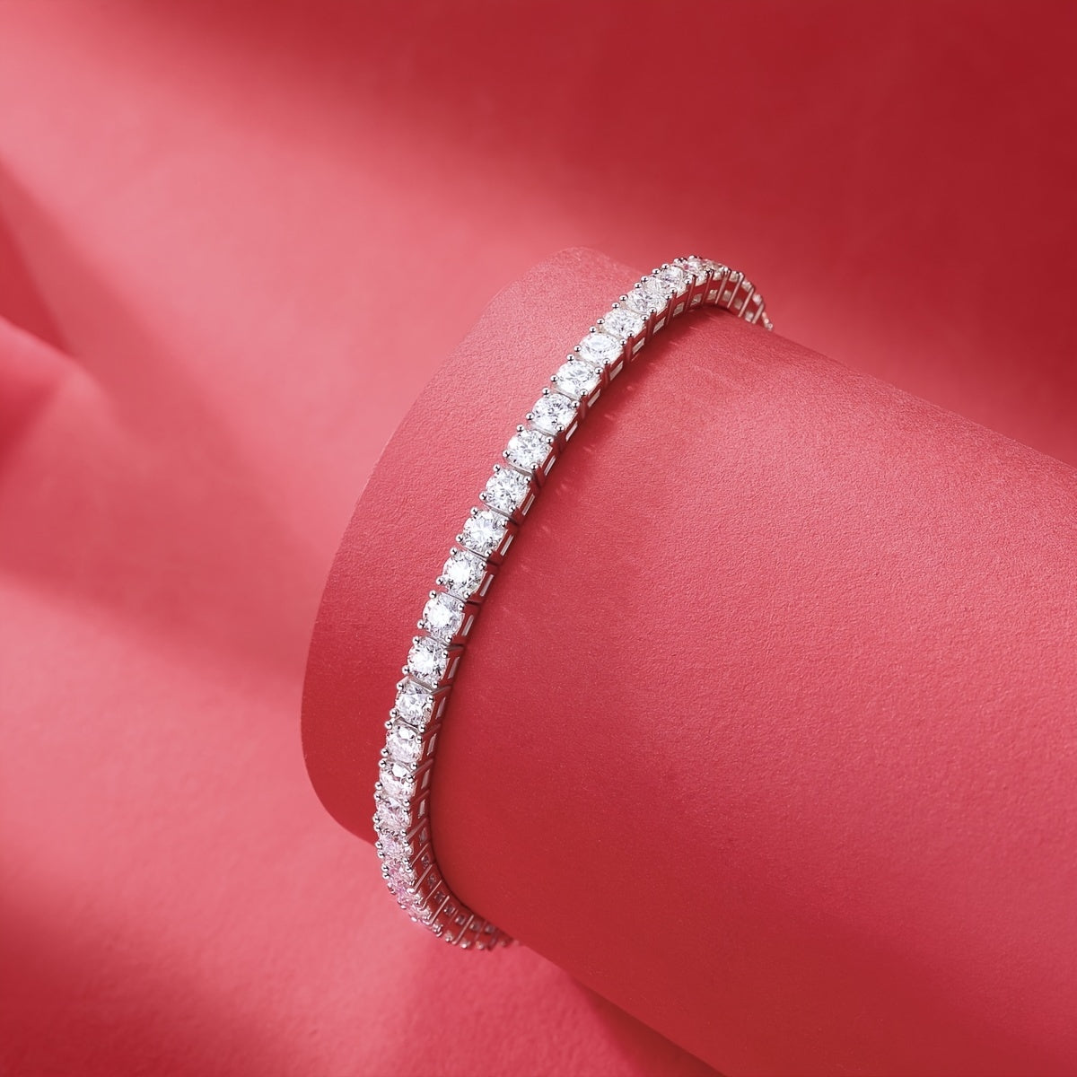 Zarif Moissanite Bilaguzuk, 4.7ct-17ct tosh bilan S925 Kumush Ramkada, To'ylar, Nikohlar, Yubileylarga va Sovg'alarga Ideal | 18K platina qoplamasi va haqiqiylik sertifikati bilan birga keladi