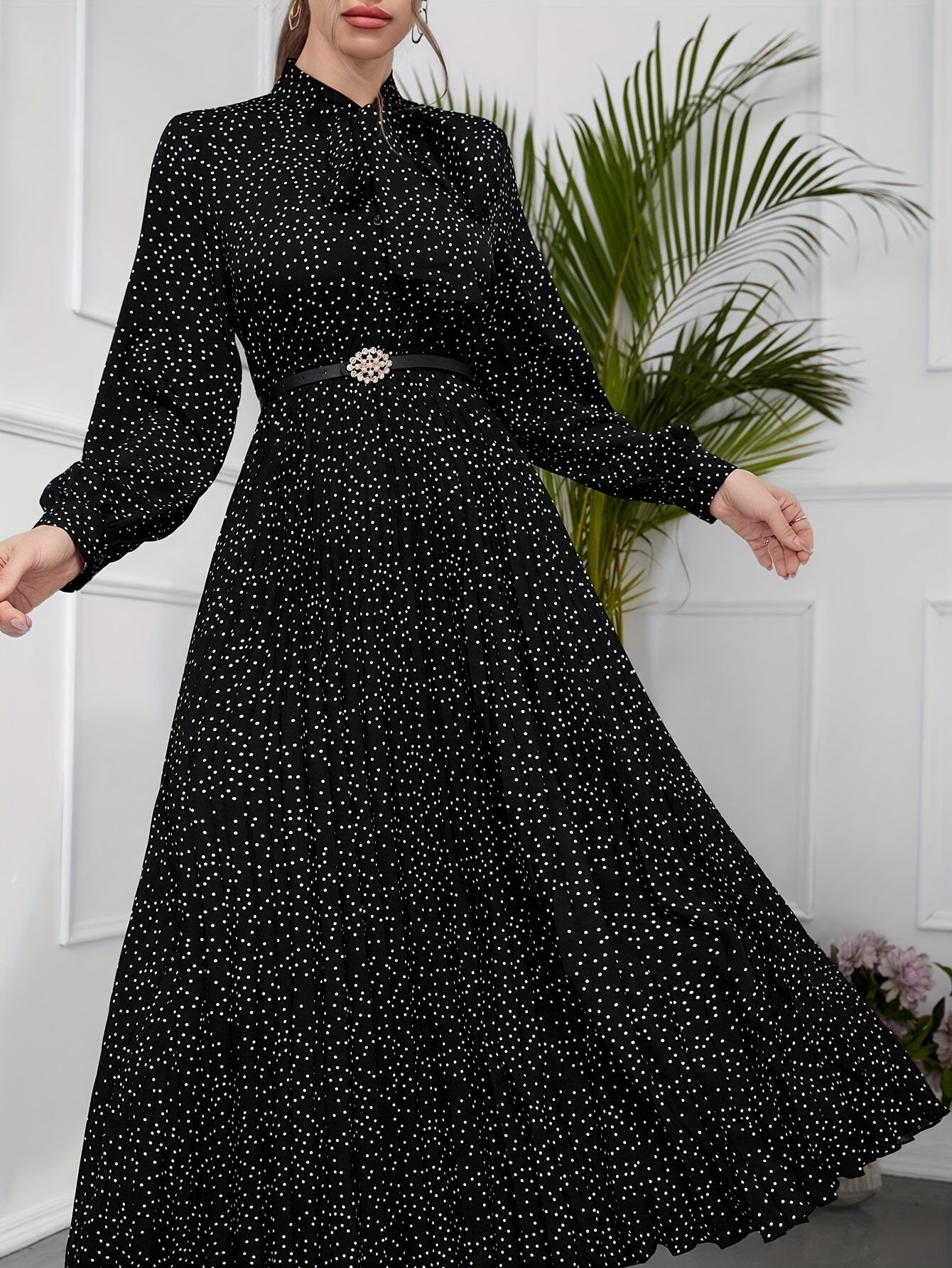 Bahor va kuz uchun qora va oq rangli gul bosma kiyingan kiyingan bilan bog'langan bo'yinbog'li kiyingan