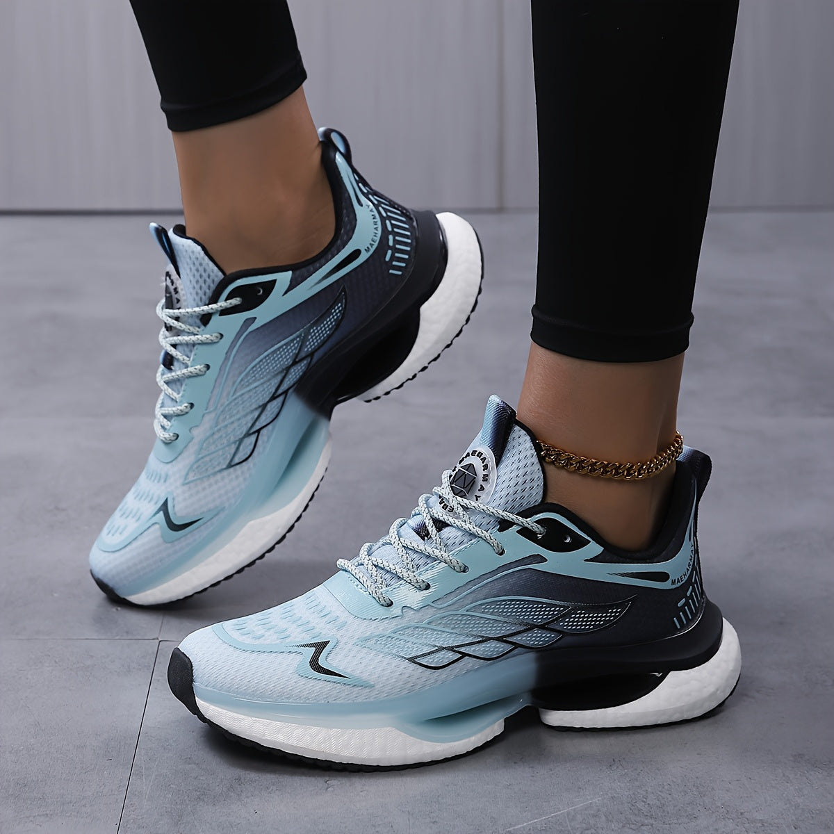6-12 o'lchamdagi ayollar uchun plus size sport krossovkalari uch xil rangda, engil, nafas oladigan to'r, zarbani yutish, sirpanmas taglik, shoelace yopilishi va tasodifiy past-top dizayni bilan ta'minlangan.
