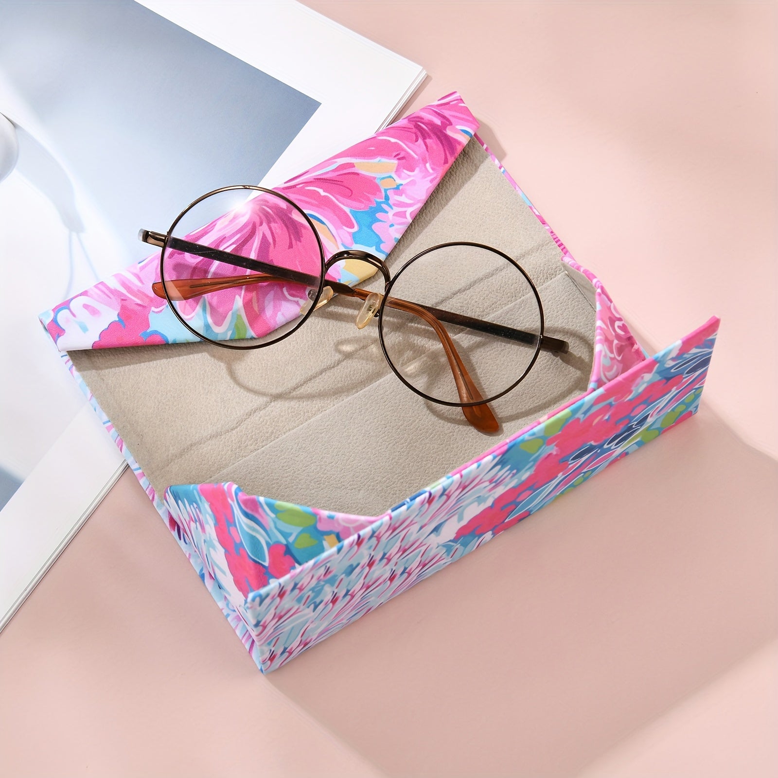 Модный и креативный, этот полужесткий складной футляр для очков украшен цветочным дизайном. Портативный и стильный, этот футляр идеально подходит для хранения ваших очков.