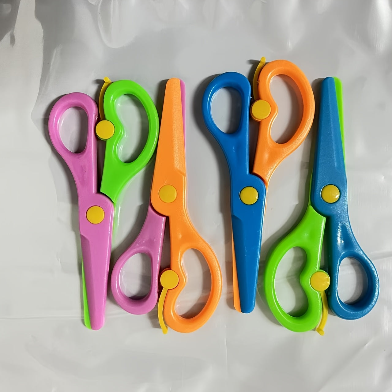 2 ta bolalar uchun xavfsiz qo'lqopli qaychi DIY loyihalari uchun, yoshlar uchun xavfsiz dizaynga ega rang-barang kichik qog'oz kesish asboblari. Talabalar va ijodiy faoliyatlar uchun mukammal.