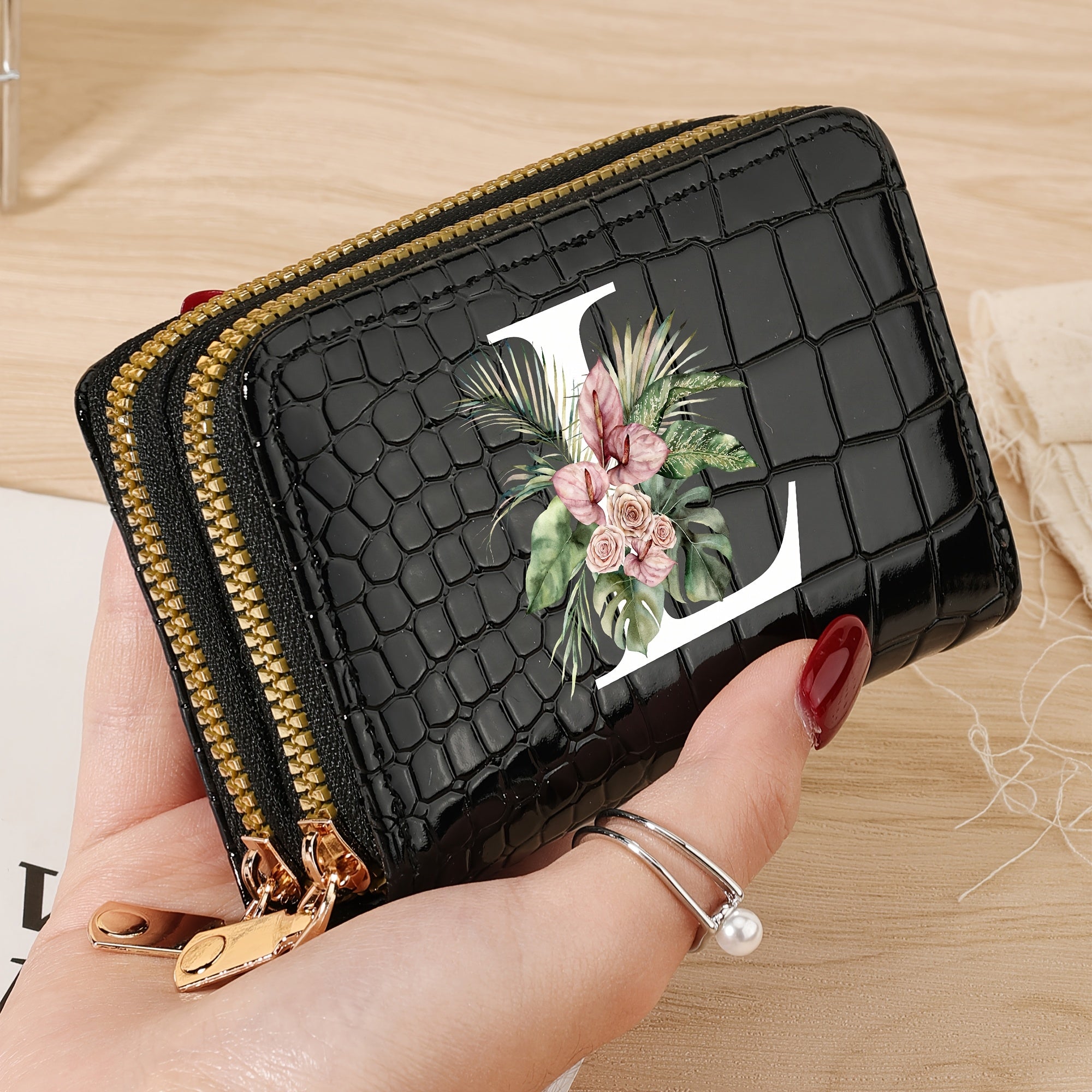 Cartera para tarjetas de crédito para mujer con estampado floral de letras, negro y blanco, gran capacidad, con cremallera y textura de cocodrilo en PU