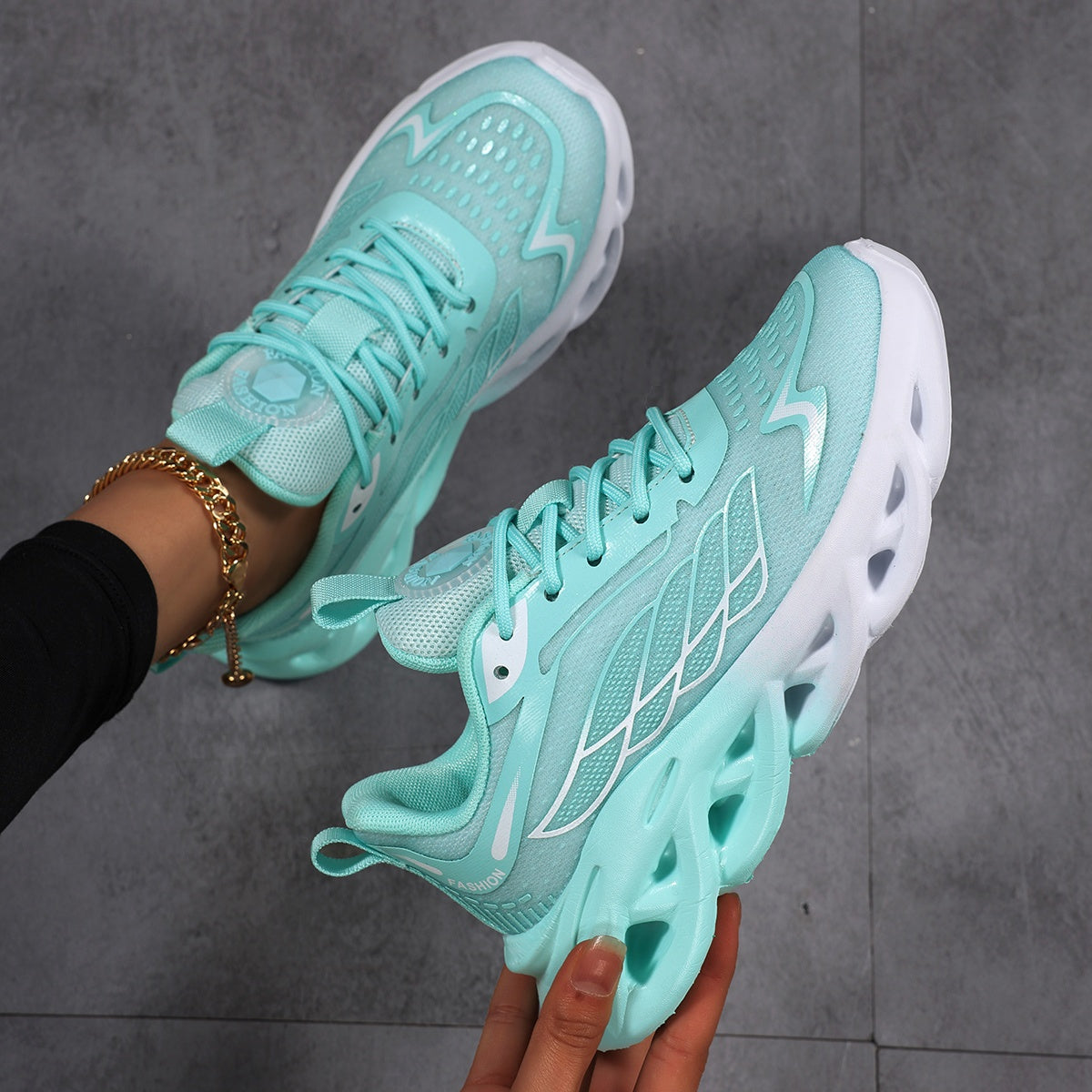 Women's Breathable Mesh Running Shoes Lightweight Low-Top Sneakers Black and White