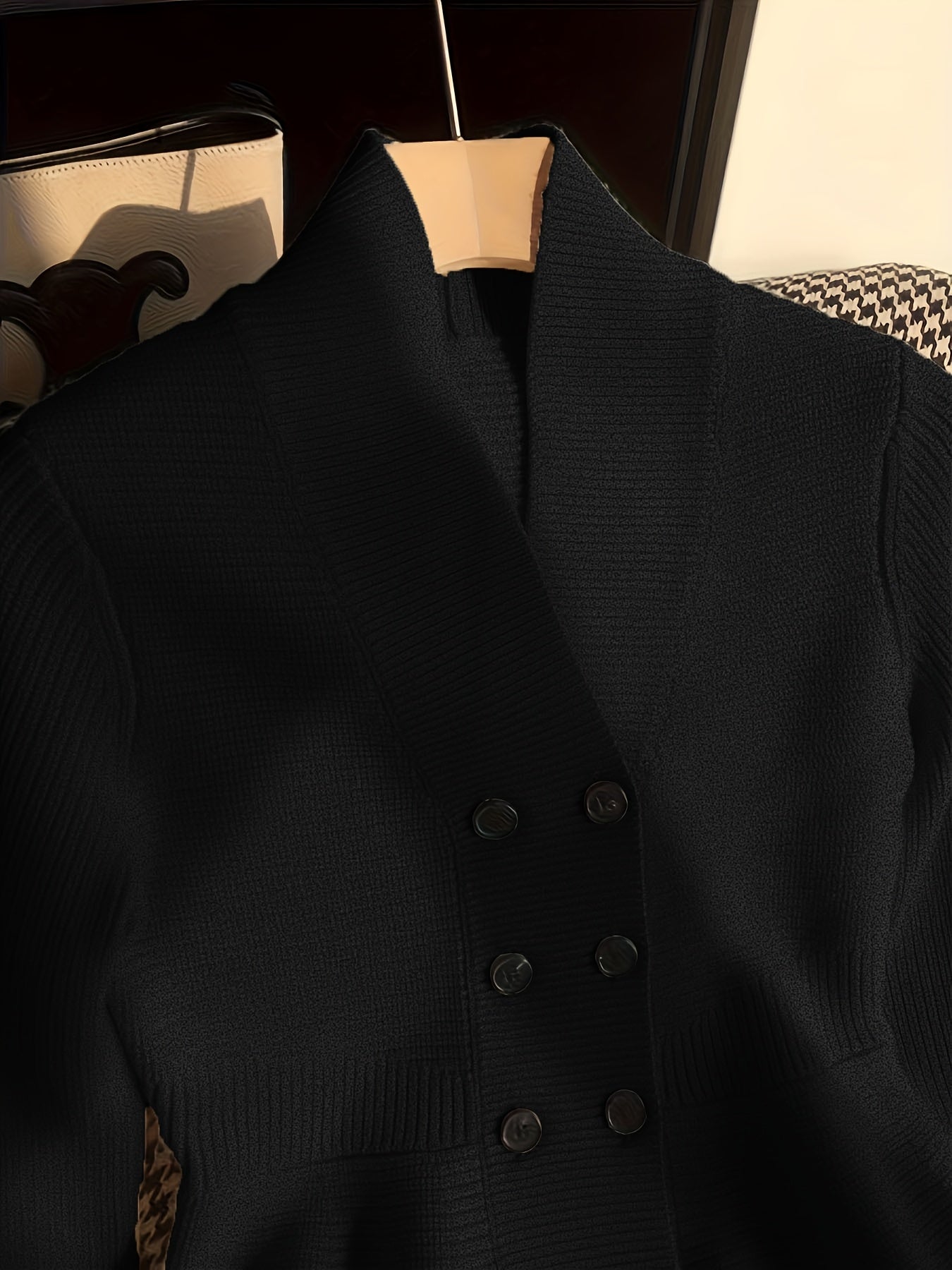 Qattiq rangdagi zamonaviy V-shaklidagi kardigan, qalin to'qima, keng kesim, issiq viskoza/poliester aralashmasi. Kuz/qish uchun ideal.