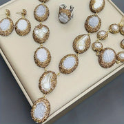 Набор подарков для женщин в винтажном богемном стиле, включающий 1 пару висячих серег, 1 ожерелье, 1 кольцо и 1 браслет, все изготовлены из алюминиевого сплава и украшены пресноводными жемчугами.