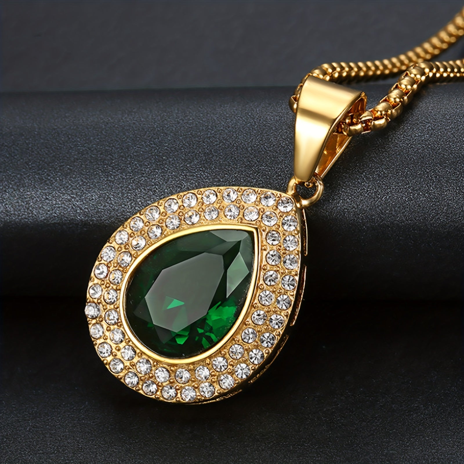 Zargarlik to'plamidagi ajoyib zanglamas po'latdan yasalgan suv tomchisi pandantli marjon, porloq kubik zirkoniy bilan bezatilgan - hashamatli va romantik ayollar to'y ko'rinishi uchun mukammal, maxsus kunda kelin uchun ideal.